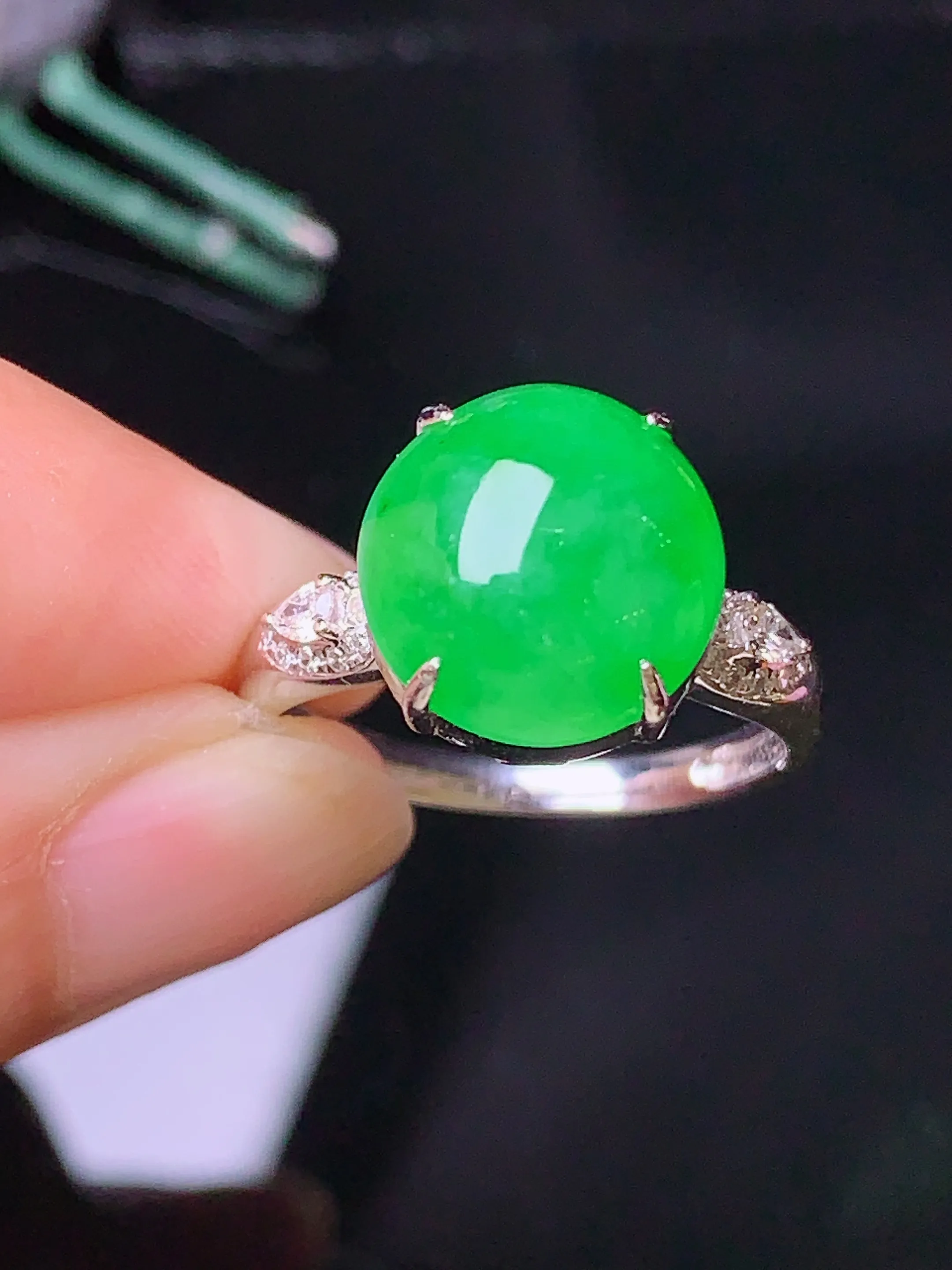 18k金钻镶嵌满绿蛋面戒指 玉质细腻 色泽清新艳丽 圈口14 整体尺寸11.3*11*6.5
