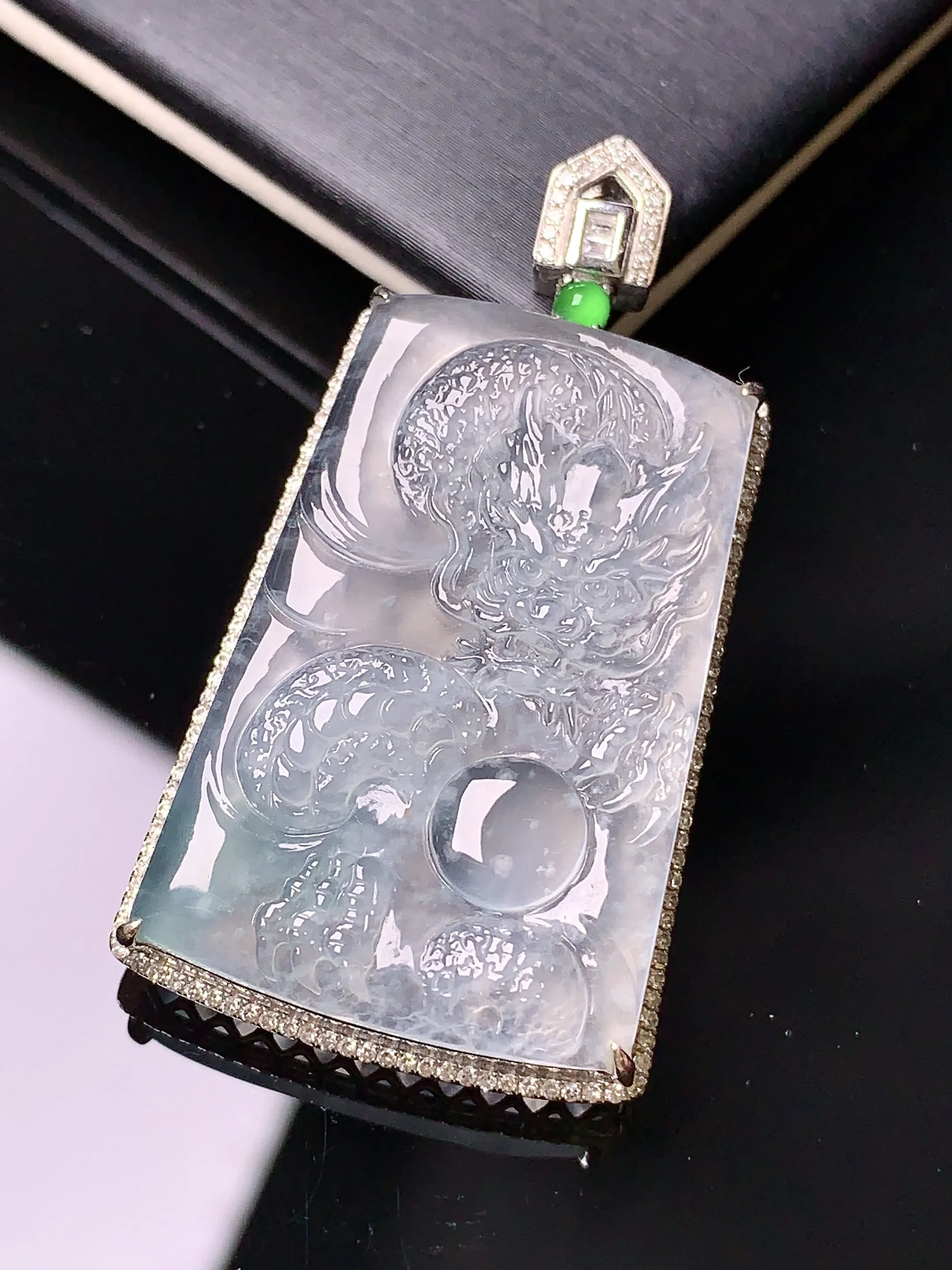 18k金钻镶嵌冰种龙牌吊坠 玉质细腻 色泽清新艳丽 整体尺寸43*23*7