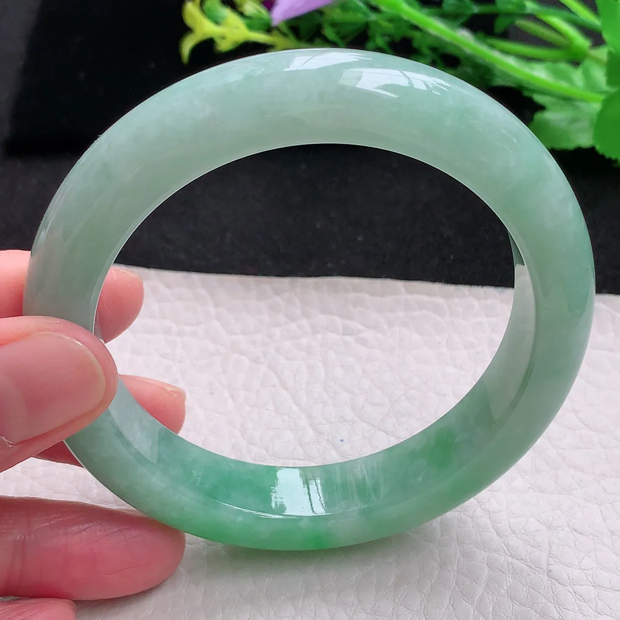 xc自然光59.5*12.8*9.6平安镯天然缅甸翡翠飘绿厚装正圈宽边玉镯子