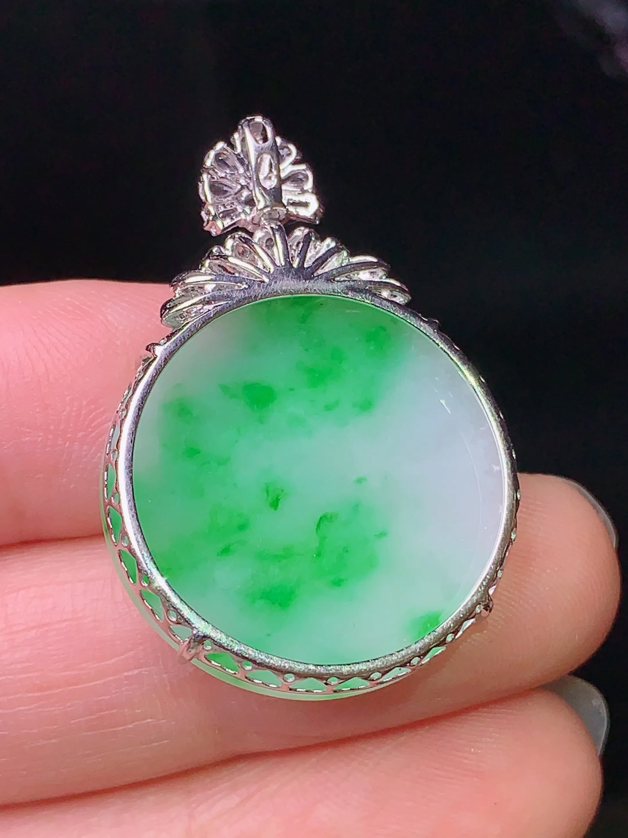 18k金钻镶嵌飘绿圆牌吊坠 玉质细腻 色泽清新艳丽 整体尺寸32.5*22.5*4.5