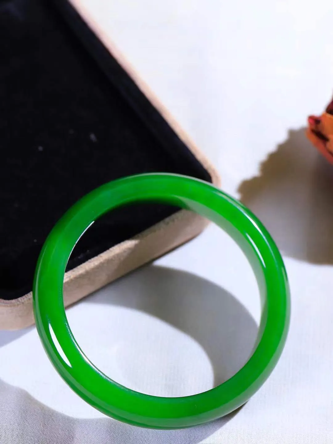 【温润如心.镯】

收藏级臻品️和田玉碧玉手镯，精选上等碧玉料，色泽清透，质地细腻。佩戴它，感受千年玉文化的温润与优雅，愿它为您带来平安与幸福。重47.4克  尺寸56-12-7.7mm  10110211A