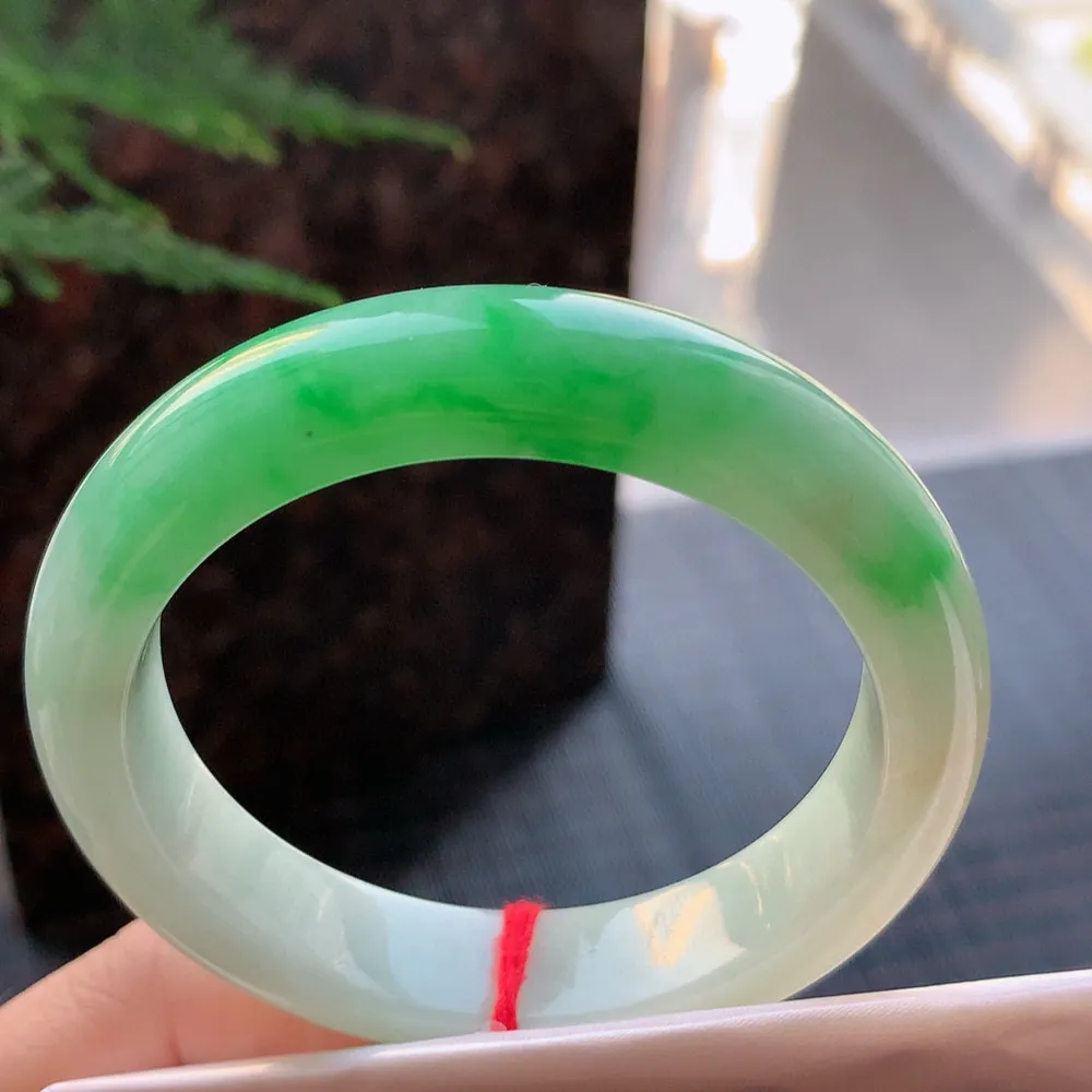 正圈冰糯阳绿 无瑕 尺寸:53.1/12.1/8.3 色好