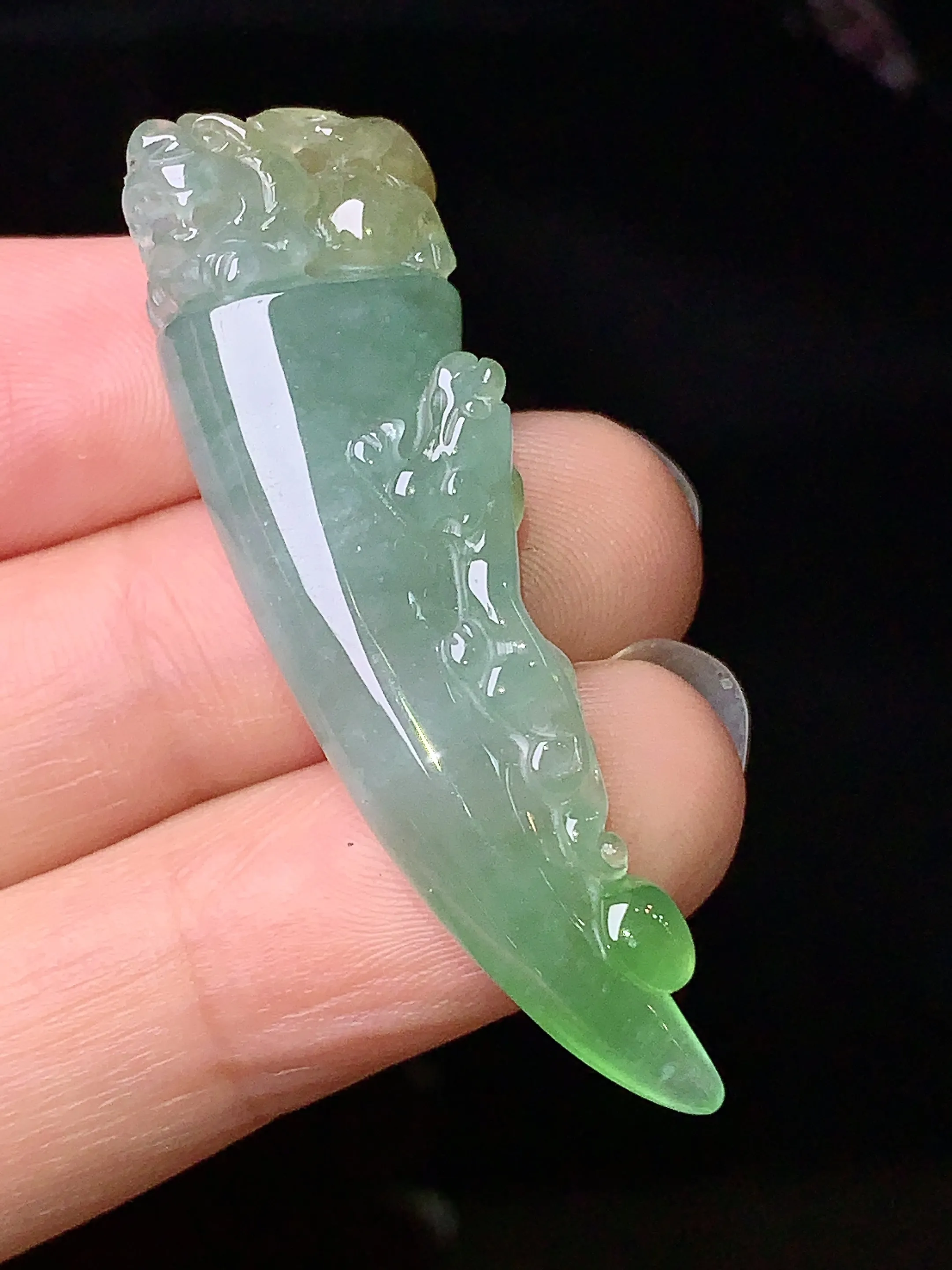 飘绿黄貔貅吊坠 玉质细腻 色泽清新艳丽 整体尺寸45.3*13.6*8.2