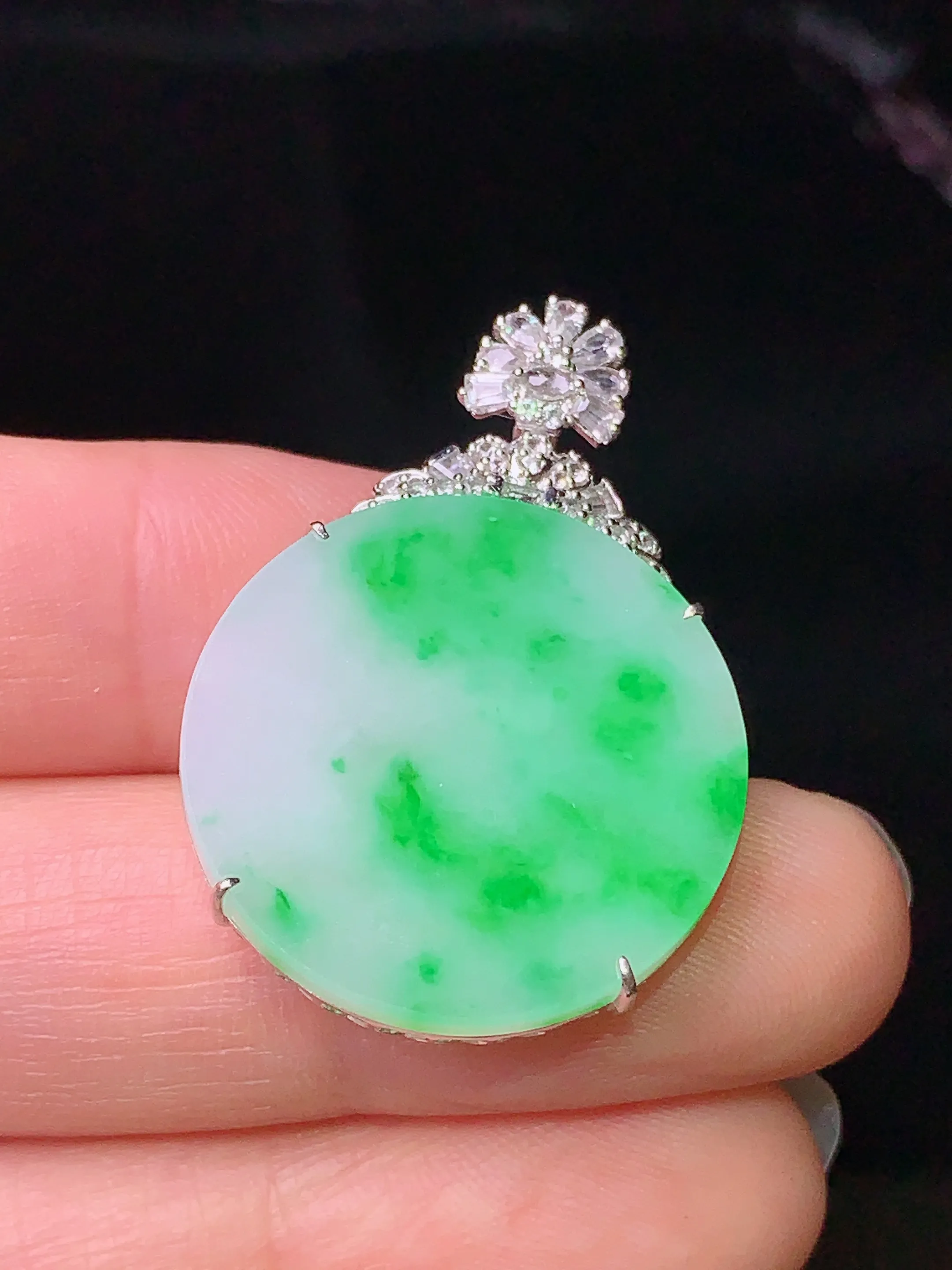 18k金钻镶嵌飘绿圆牌吊坠 玉质细腻 色泽清新艳丽 整体尺寸32.5*22.5*4.5