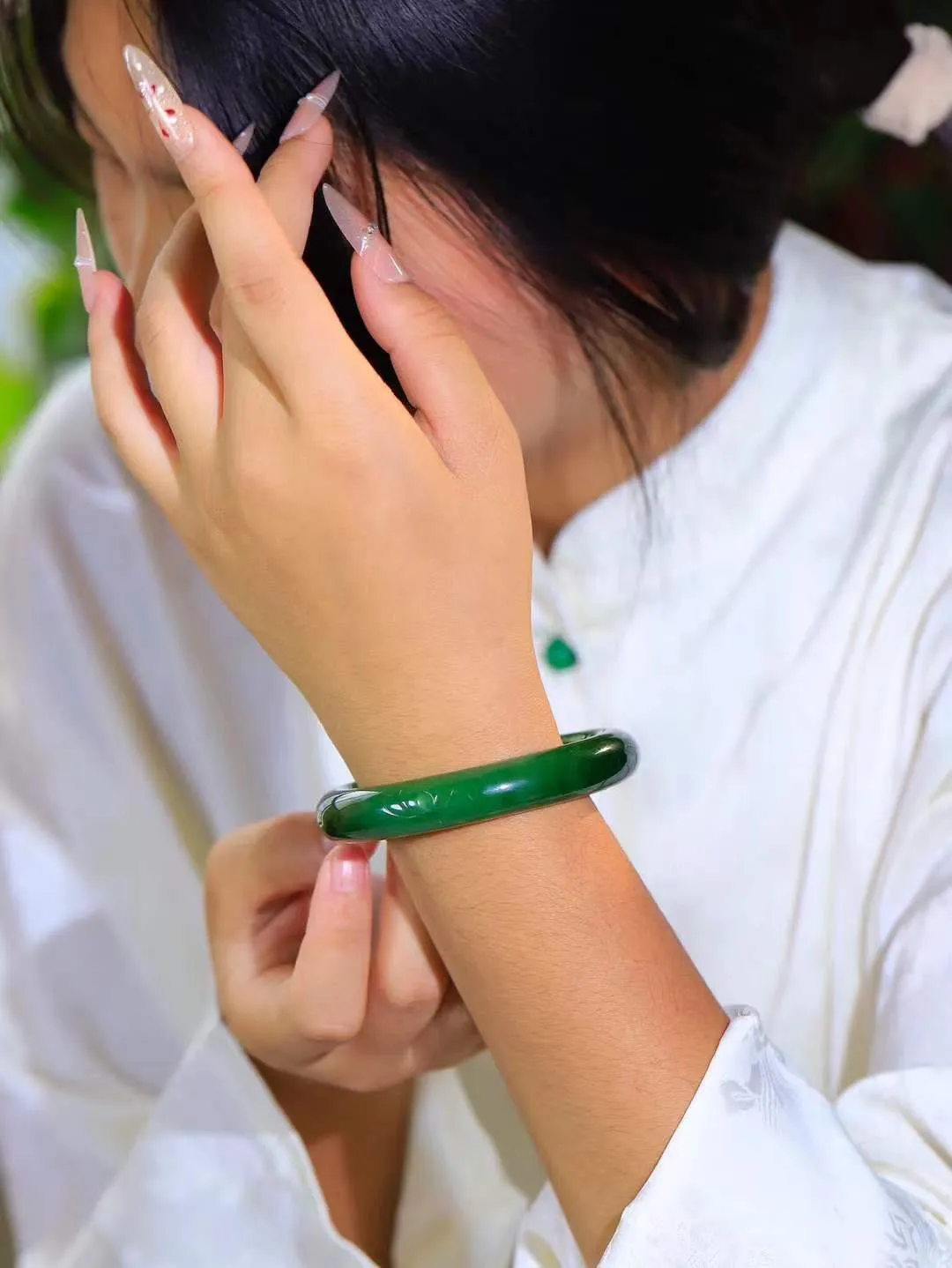 【荷韵.手镯】

精品️和田玉碧玉手镯 玉质温润细腻 手感舒适，高华雅逸，线条流畅 素雅高贵。佩戴