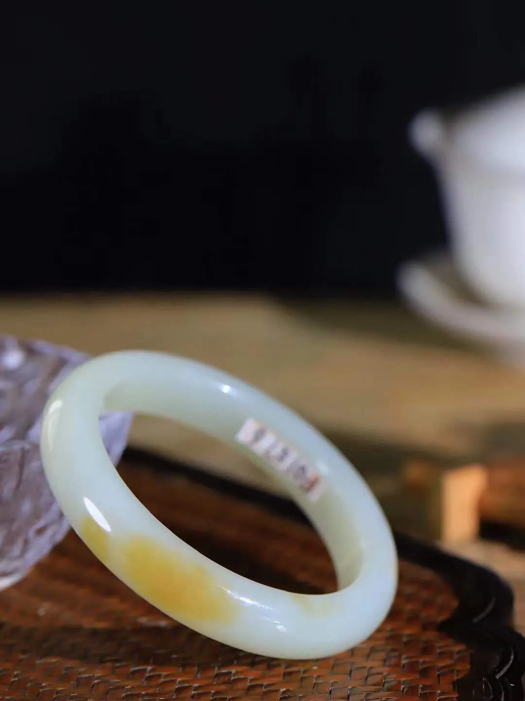 （一见倾心.手镯）

精品和田玉糖白玉手镯，玉质温润细腻 油性十足 手感舒适，高华雅逸，线条流畅，简约大气，美自天成，素雅高贵。佩戴于腕间，婉约之美，举手投足间透出那低调奢华。重54.2克  尺寸56.5-12.5-8.5mm FDA79110226