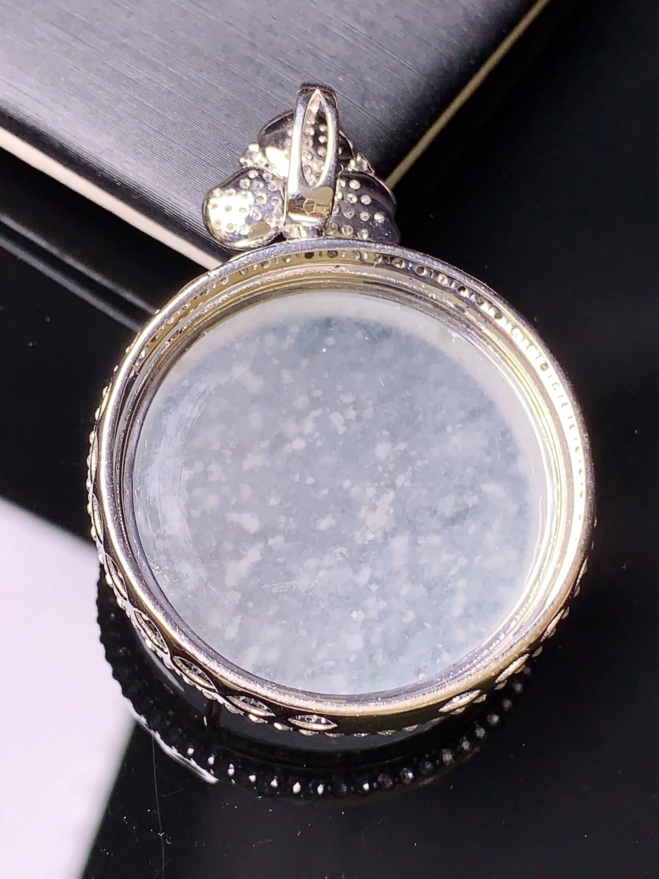 18k金钻镶嵌冰种木那料雪花棉吊坠 玉质细腻 色泽清新艳丽 整体尺寸42.5*31.5*9.5