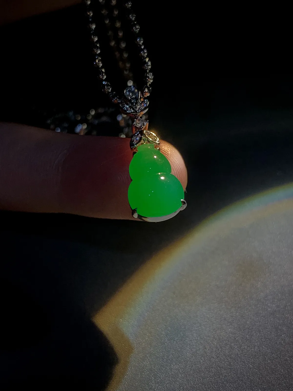 绿葫芦吊坠，裸石12.5-9-4.5mm，
整体25.5-9-6.2mm，
18K金，南非钻，不配链子