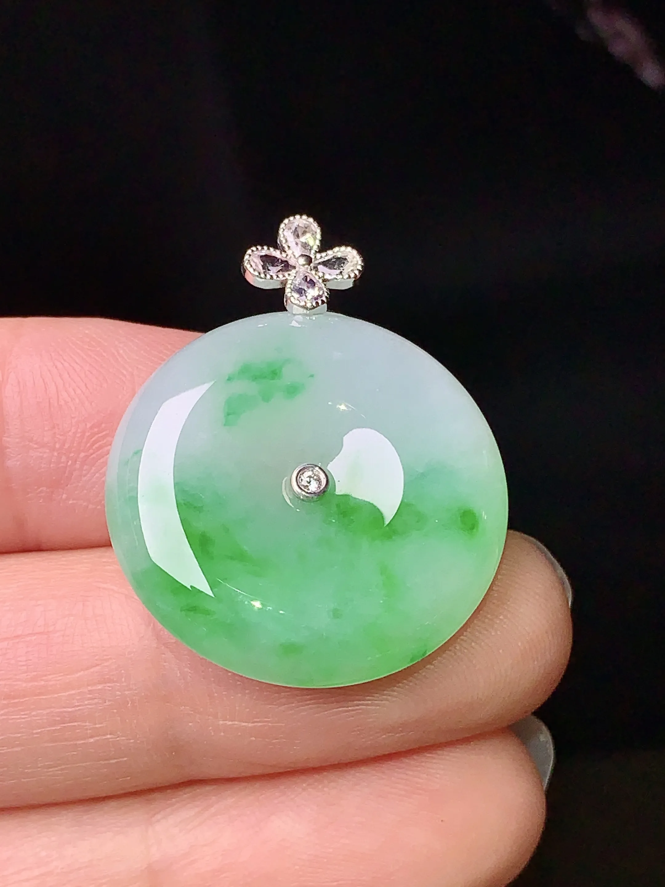 18k金钻镶嵌飘绿平安扣吊坠 玉质细腻 色泽清新艳丽 整体尺寸29*23*5.6