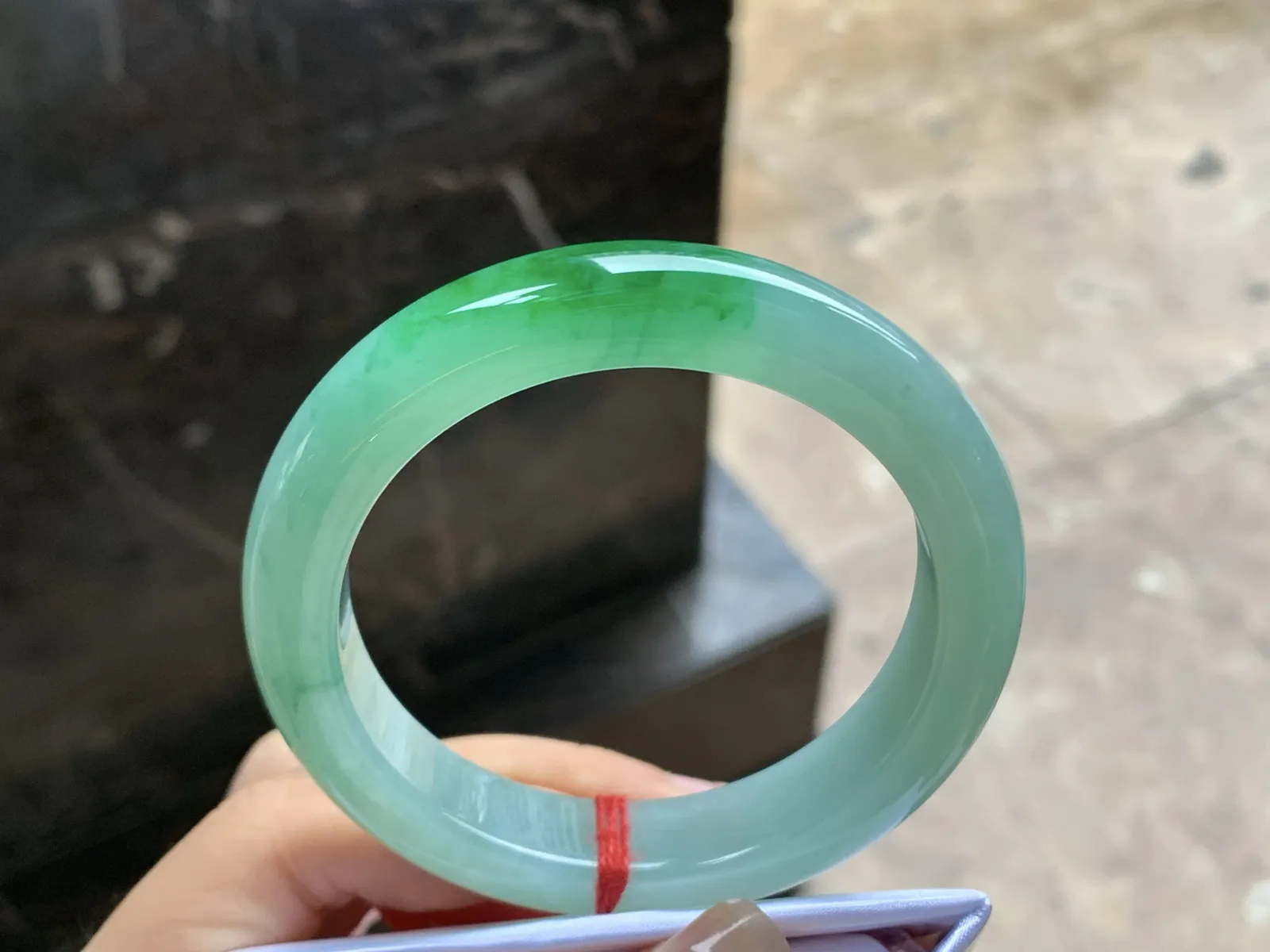 55.5-12.2-9.2

辣绿色手镯^_^颜色鲜艳 玉质温润