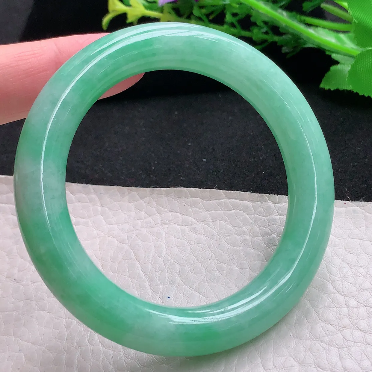 yh自然光55*11.2*10.9美人镯 天然缅甸翡翠甜绿水润圆条玉镯子