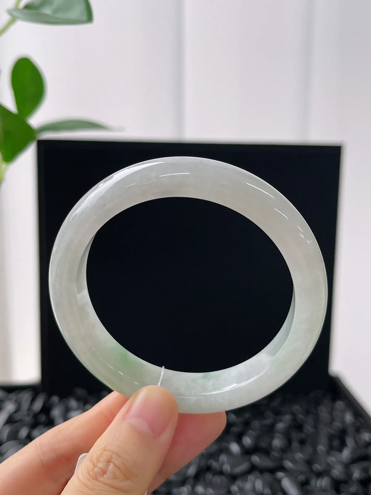 正圈55圈口，翡翠冰糯种飘绿手镯