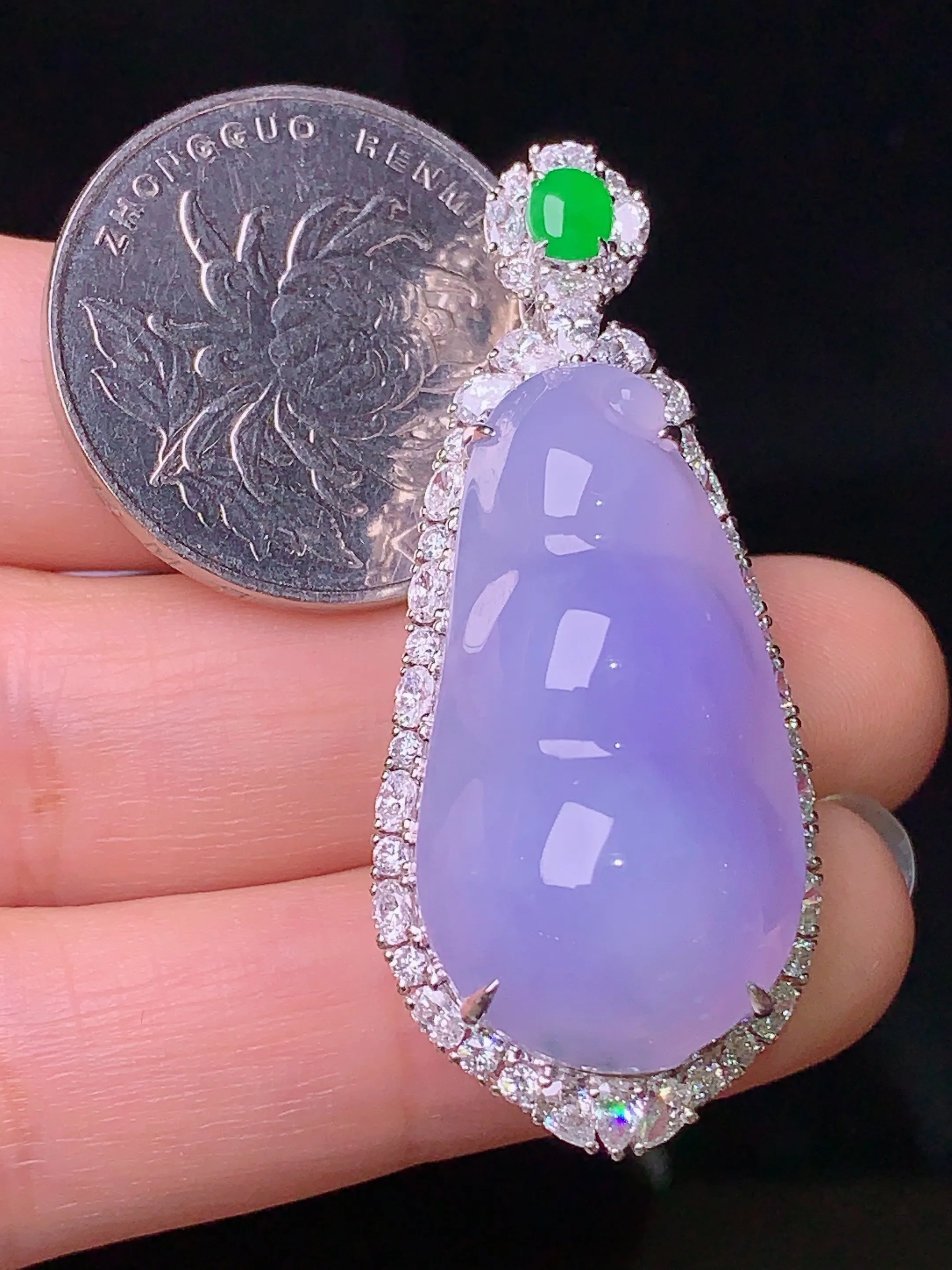 18k金钻镶嵌紫罗兰四季豆吊坠 玉质细腻 色泽清新艳丽 整体尺寸45.5*19.3*13.6