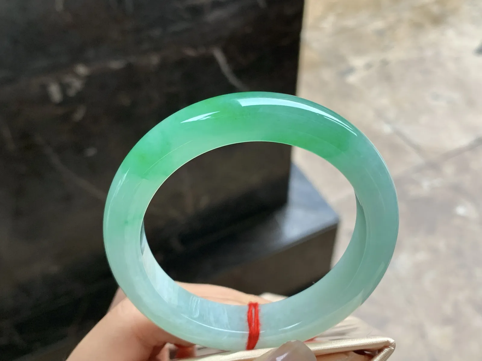 55.5-13.2-9.5

阳绿色手镯^_^色阳 玉质温润