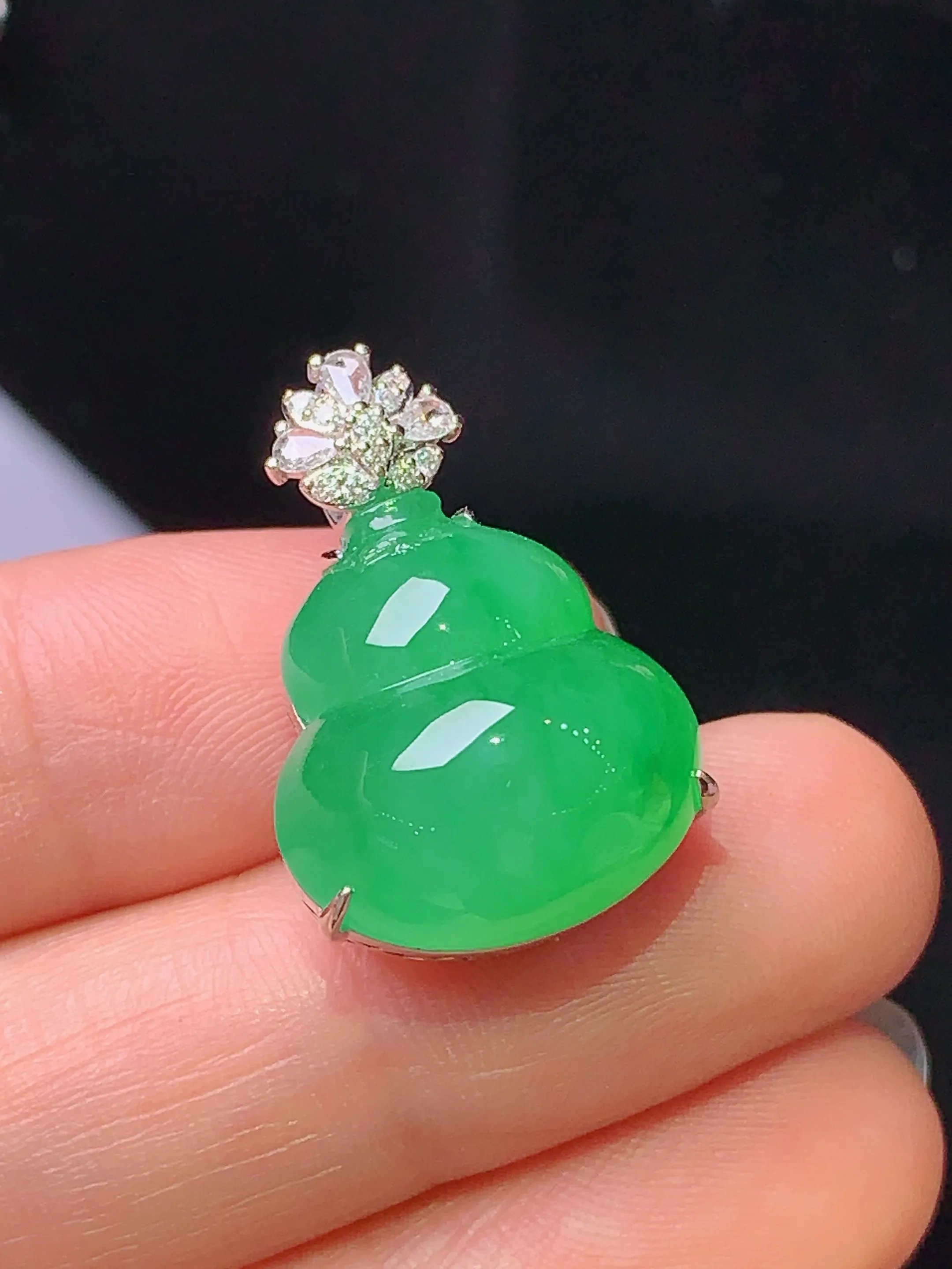 18k金钻镶嵌翠绿葫芦吊坠 玉质细腻 色泽清新艳丽 整体尺寸23.8*16.6*13