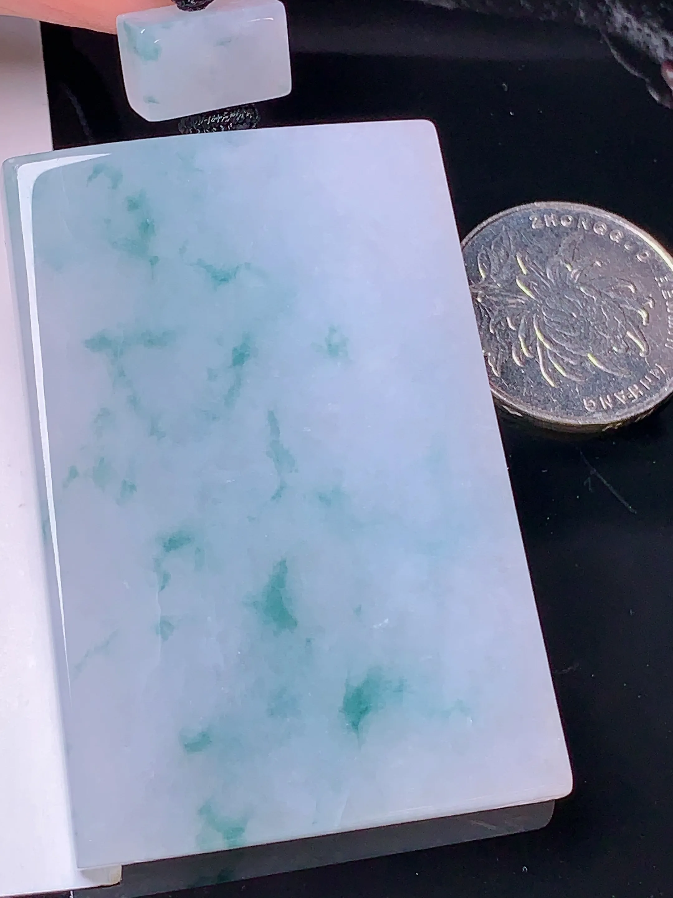 飘绿无事牌吊坠 玉质细腻 色泽清新艳丽 整体尺寸60.5*41*6.2