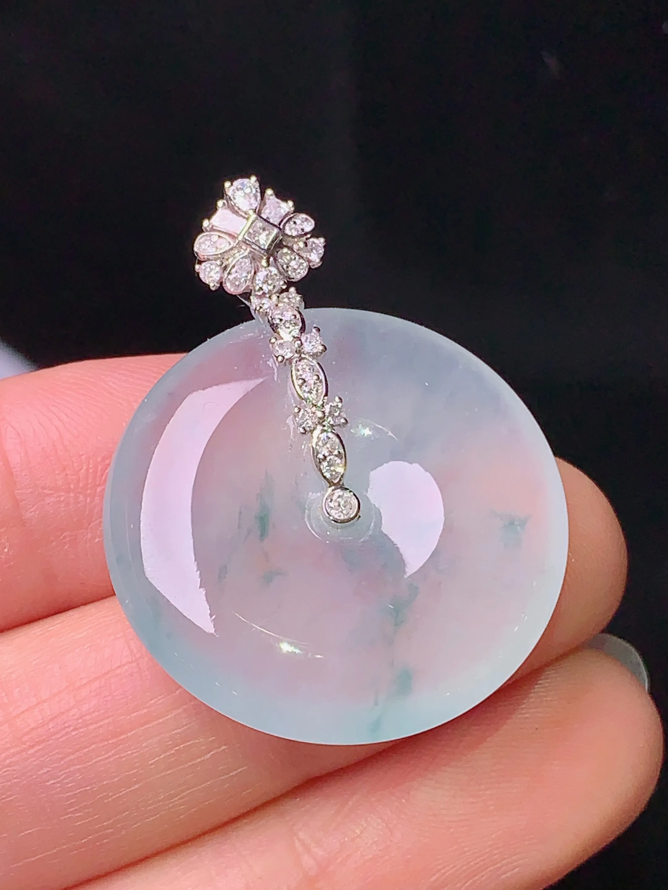 18k金钻镶嵌冰种平安扣吊坠 玉质细腻 色泽清新艳丽 整体尺寸34.5*26.5*5.6