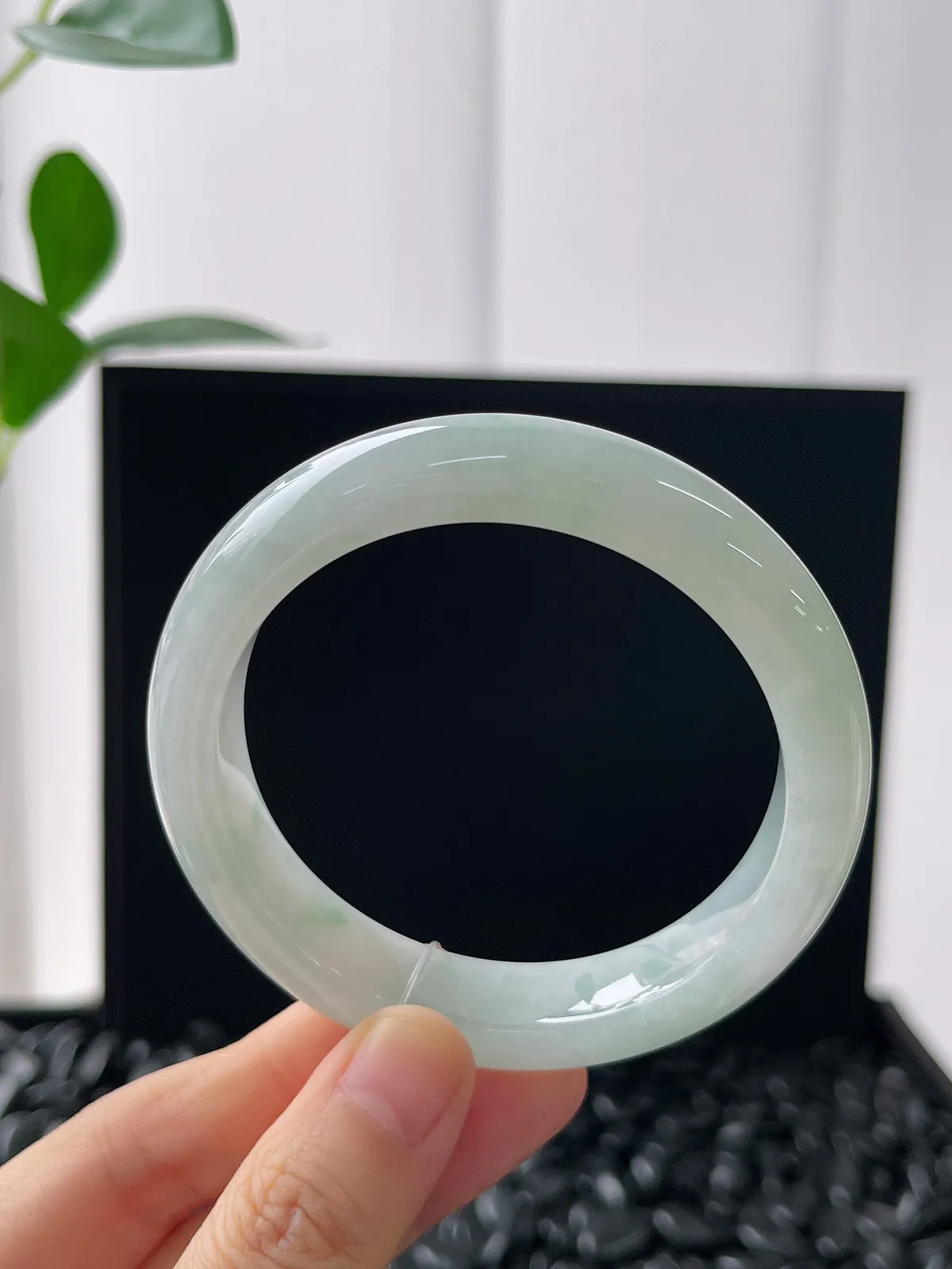 正圈54.5圈口，翡翠冰糯种飘绿手镯