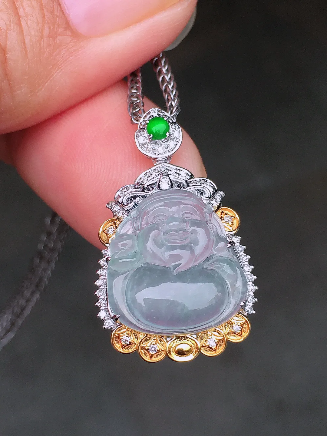 玻璃种【财神爷】吊坠，玉质细腻，荧光感超
强，饱满圆润，尽显优雅气质，18k
金豪华镶嵌