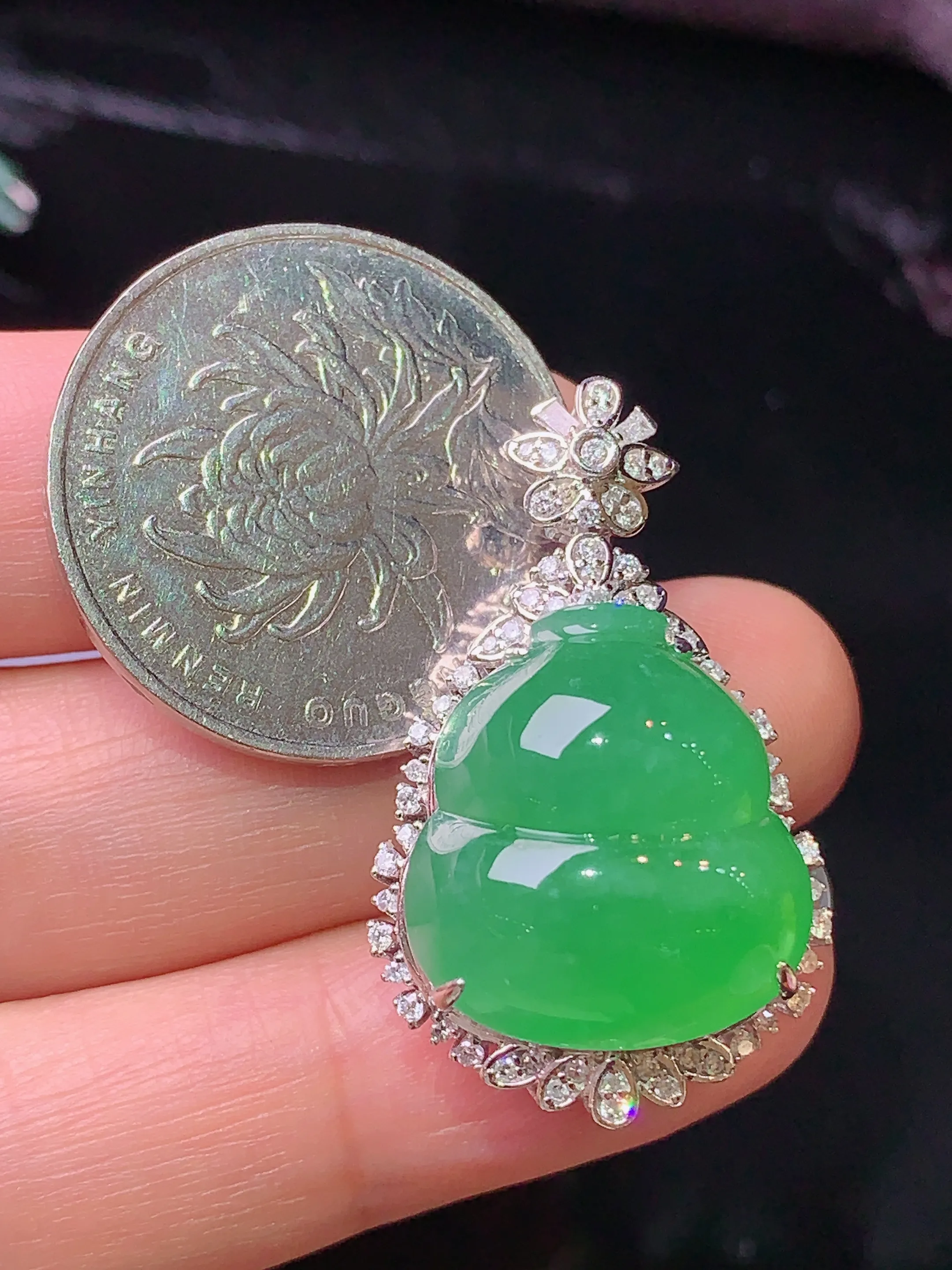 18k金钻镶嵌满绿葫芦吊坠 玉质细腻 色泽清新艳丽 整体尺寸32.8*20.2*14.5