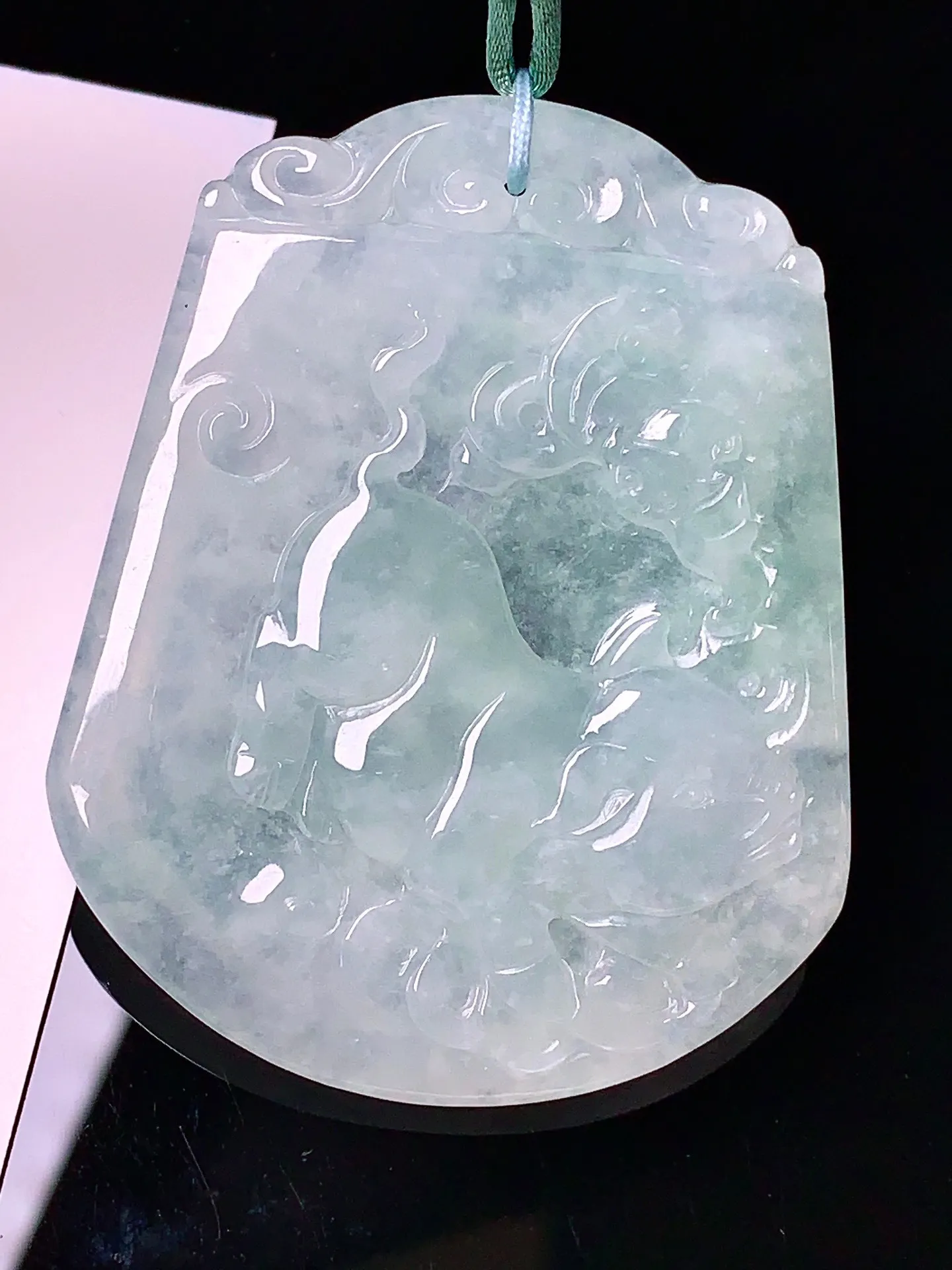 冰种飘绿生肖猪吊坠 玉质细腻 色泽清新艳丽 整体尺寸51.5*40.7*5.3