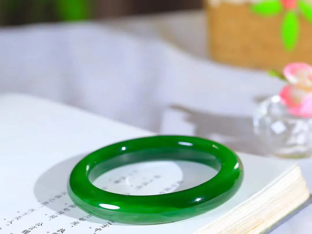 【柔情素语·手镯】

收藏传家级臻品️和田玉碧玉手镯，玉质细腻温润，手感舒适，️线条流畅，简约大气，美自天成，佩戴于腕间，婉约之美，举手投足间透出那份低调奢华，醉人心扉。重59.5克 内径圈口56mm  尺寸11.7-9.9mm   FDA-55110200