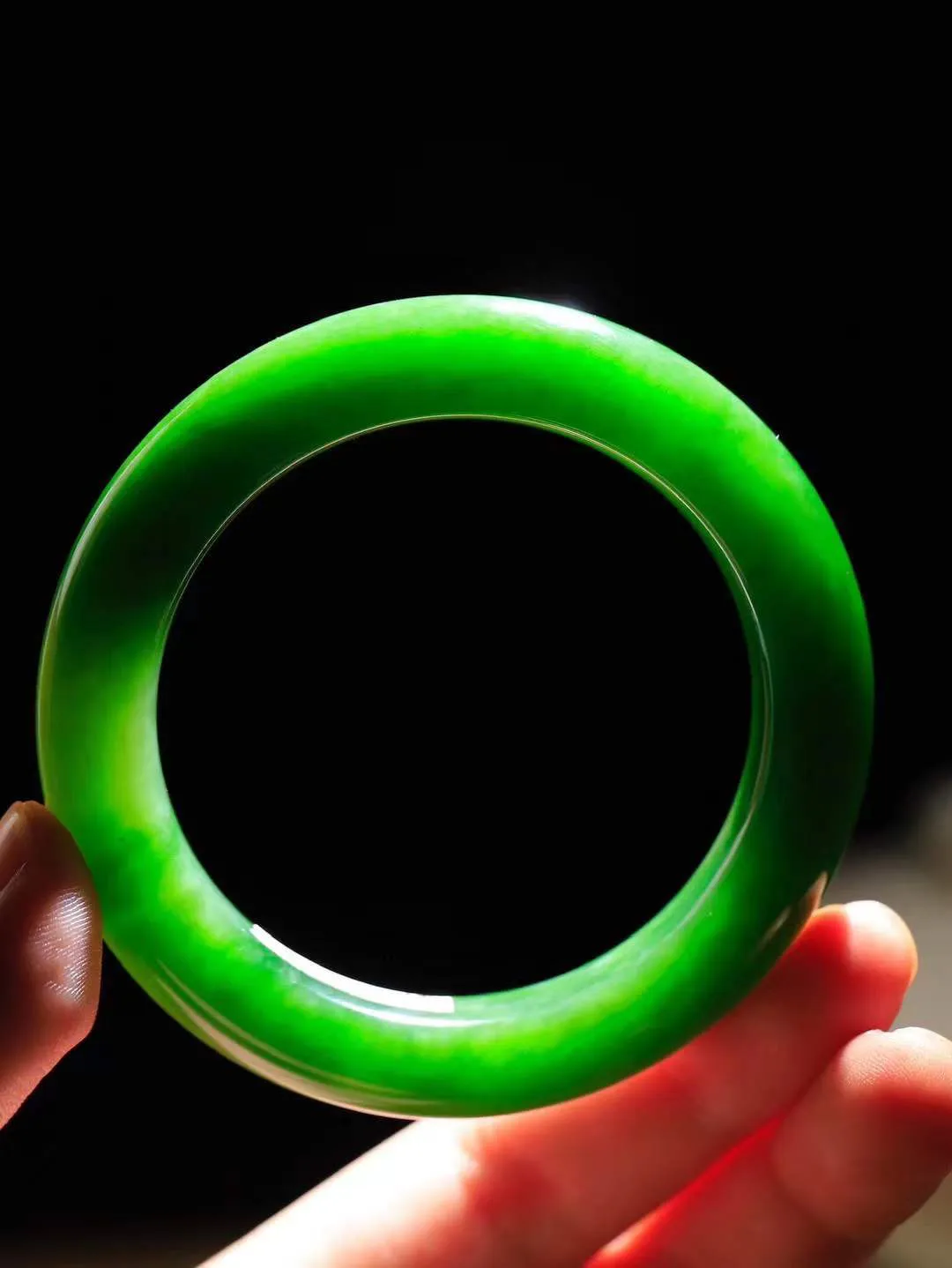 【悠悠芳华.镯】

收藏级和田玉碧玉手镯 玉质温润 青葱岁月，尽收腕中，婉转流畅，凝岁月悠长。盈一眸恬淡，挽一抹绿意。重70.3克 内径55mm尺寸12.5-11mm   86110251A