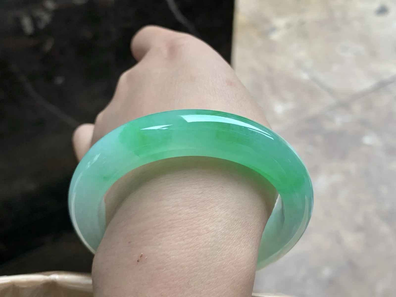 55.5-13.2-9.5

阳绿色手镯^_^色阳 玉质温润