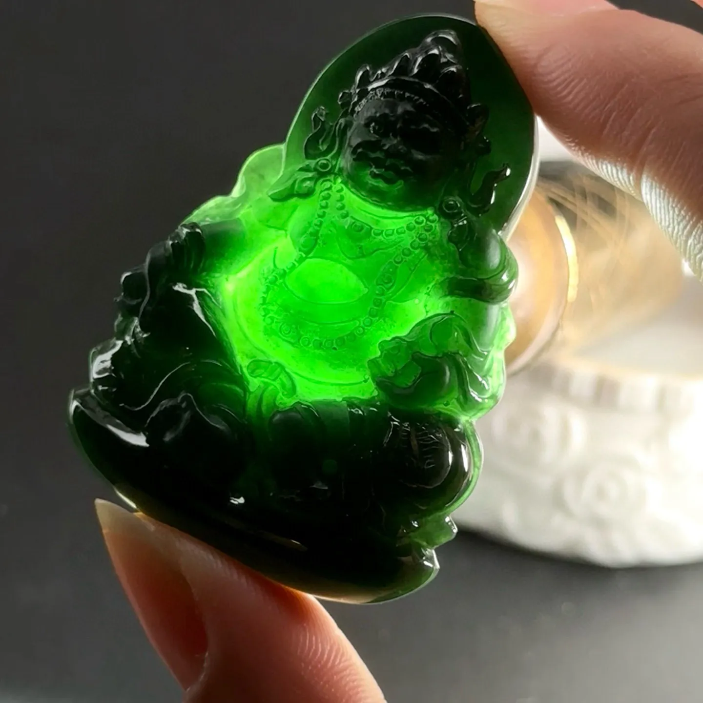 精品墨翠黄财神 种好色正 黑度极好 打灯通透 油性十足 尺寸48.2