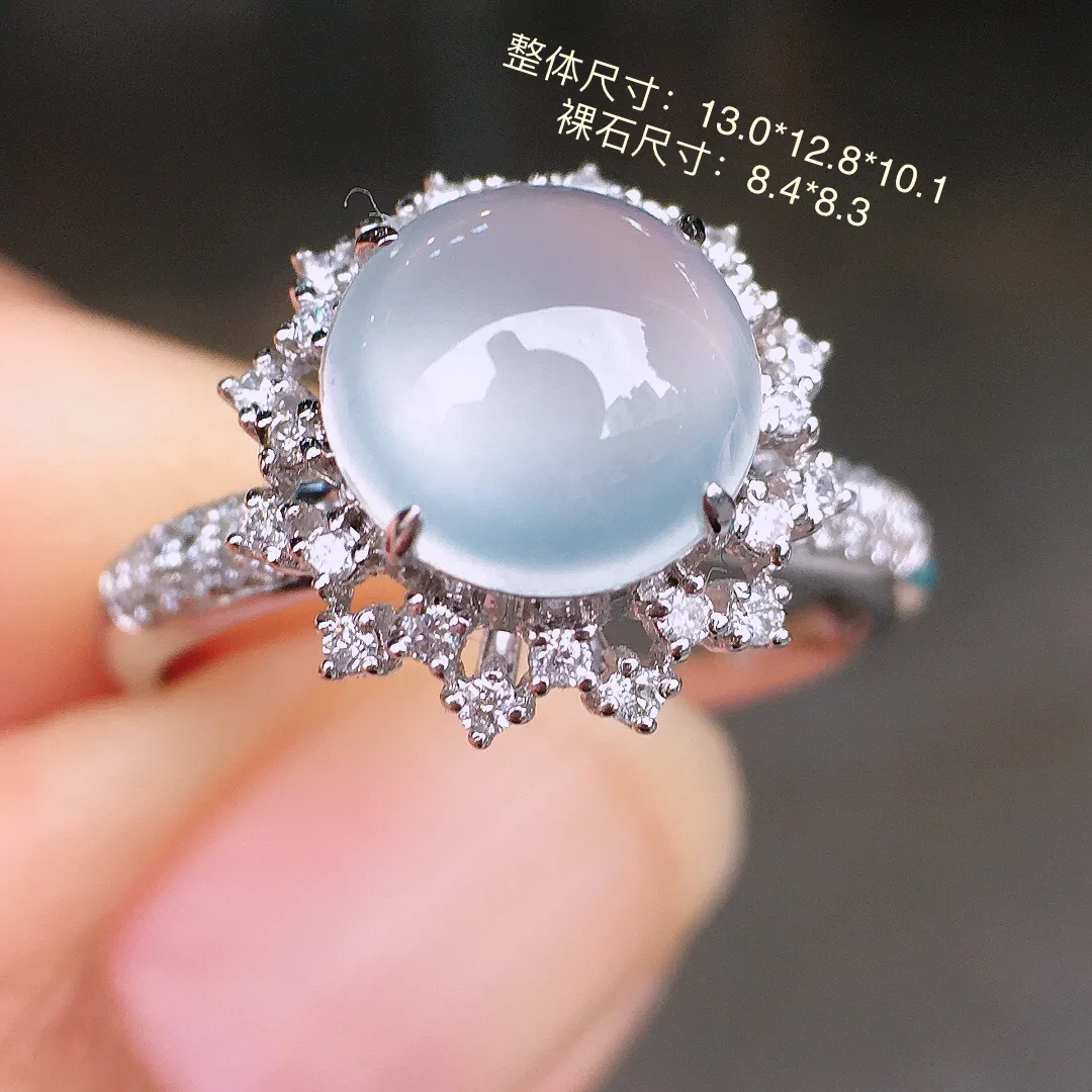 高冰蛋面戒指，玉质细腻，荧光感超
强，饱满圆润，尽显优雅气质，18k
金豪华镶嵌