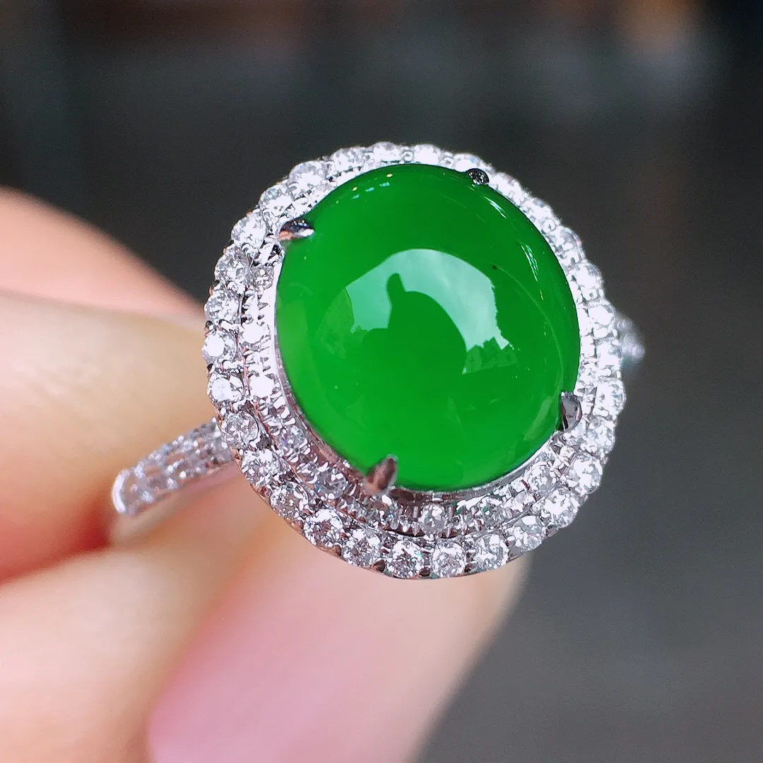 满绿蛋面戒指，色泽均匀浓郁，玉质细腻，荧光感超
强，饱满圆润，尽显优雅气质，18k
金豪华镶嵌
