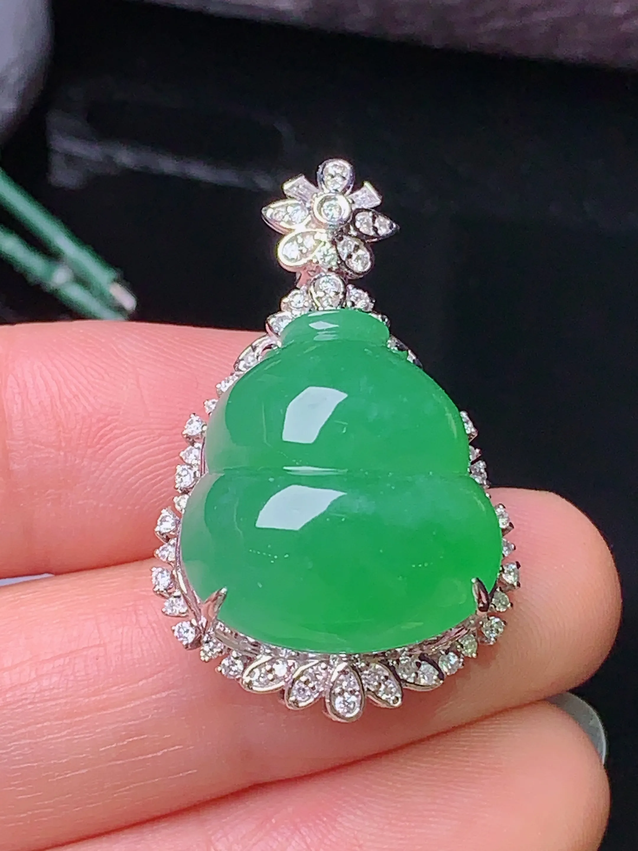 18k金钻镶嵌满绿葫芦吊坠 玉质细腻 色泽清新艳丽 整体尺寸32.8*20.2*14.5