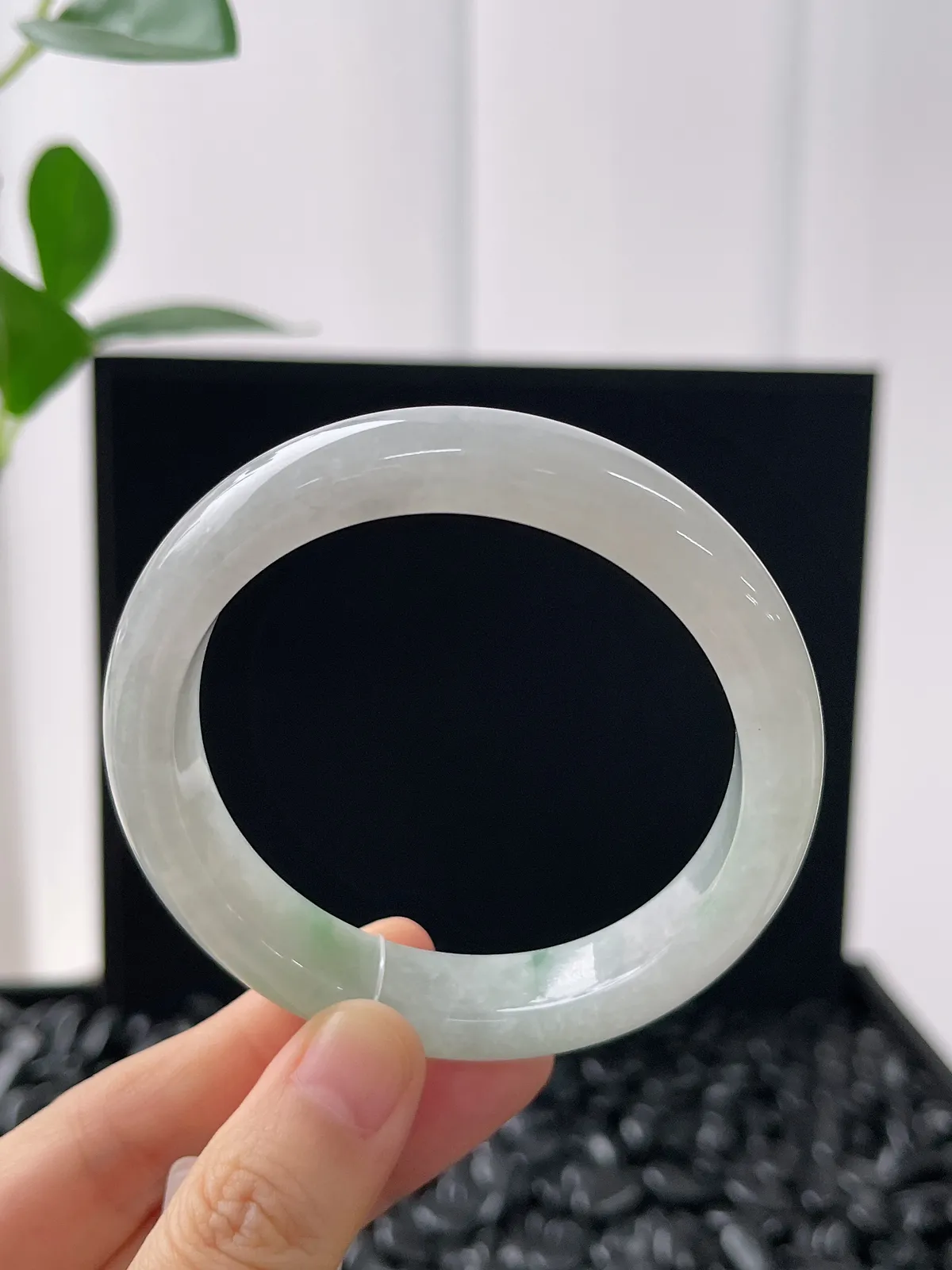 正圈55圈口，翡翠冰糯种飘绿手镯