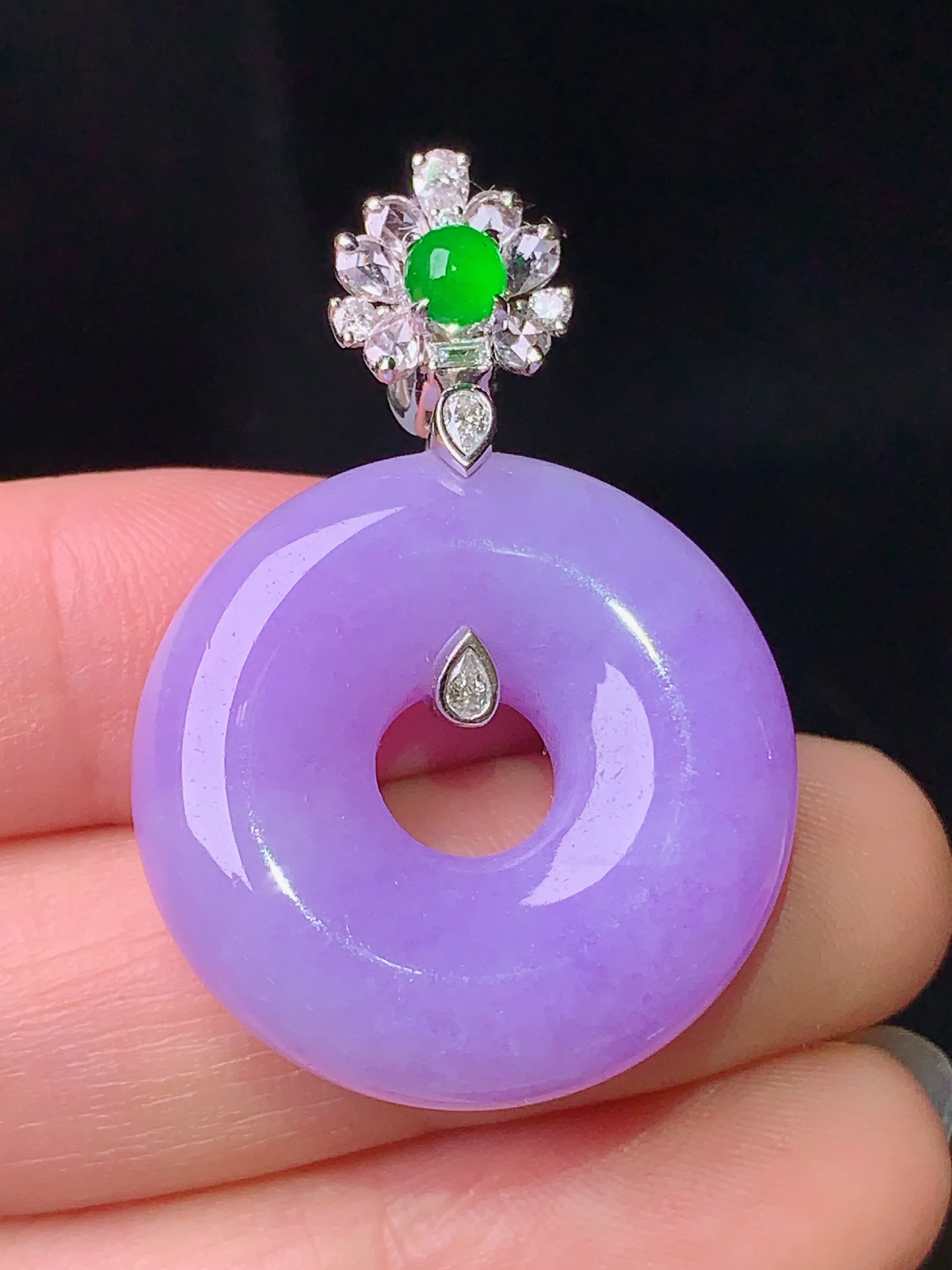 18k金钻镶嵌紫罗兰平安环吊坠 玉质细腻 色泽清新艳丽 整体尺寸38*26*7.8