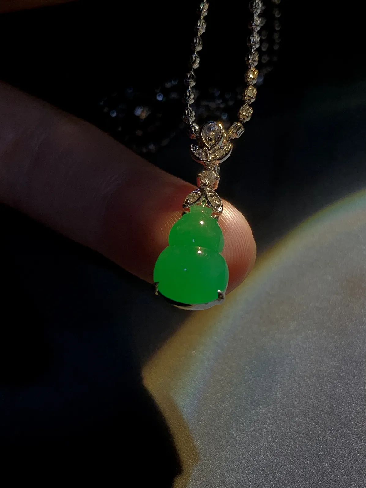 绿葫芦吊坠，裸石12.5-9-4.5mm，
整体25.5-9-6.2mm，
18K金，南非钻，不配链子