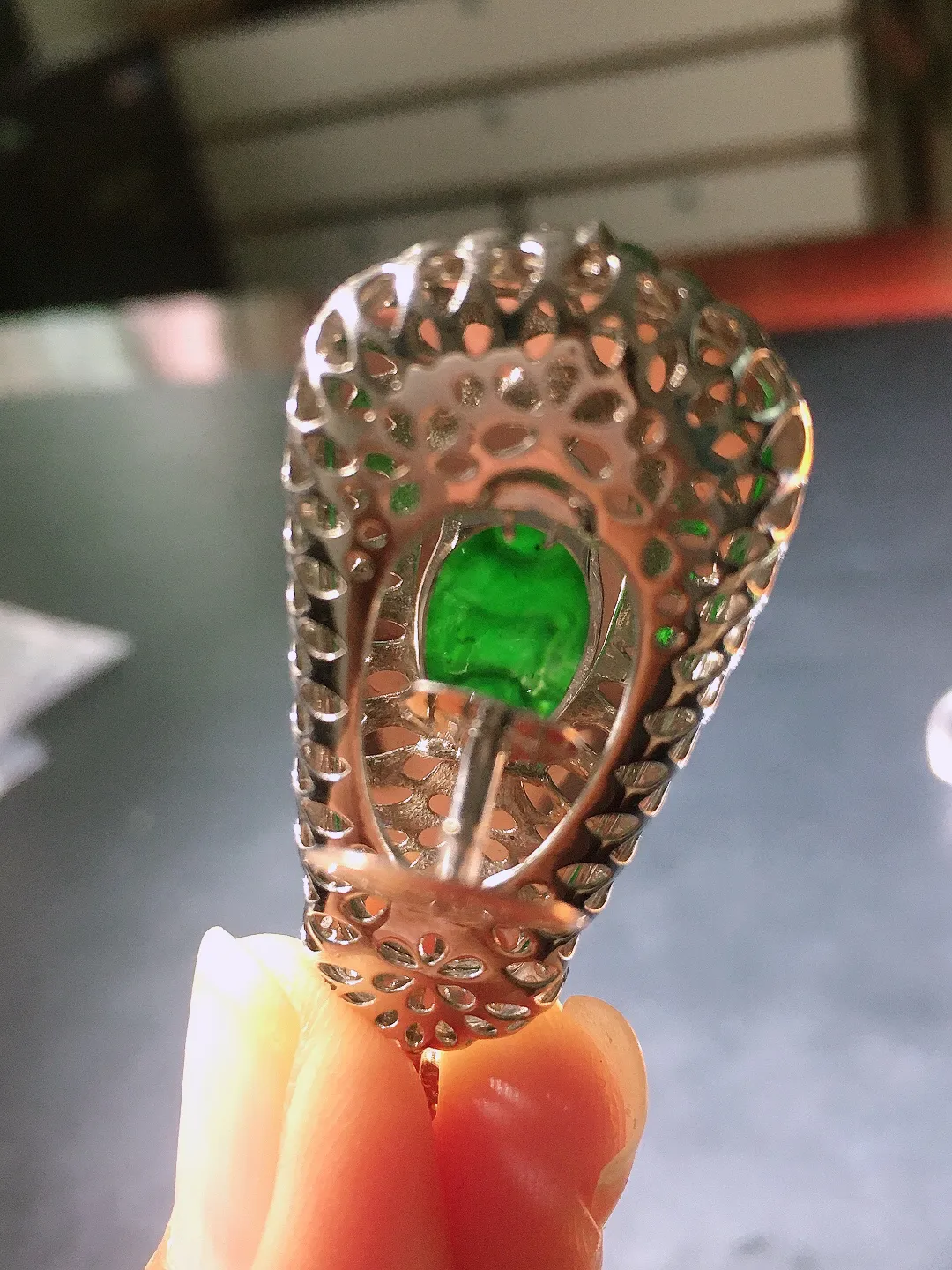 阳绿观音吊坠，色泽均匀艳丽，玉质细腻，荧光感超
强，饱满圆润，尽显优雅气质，18k
金豪华镶嵌