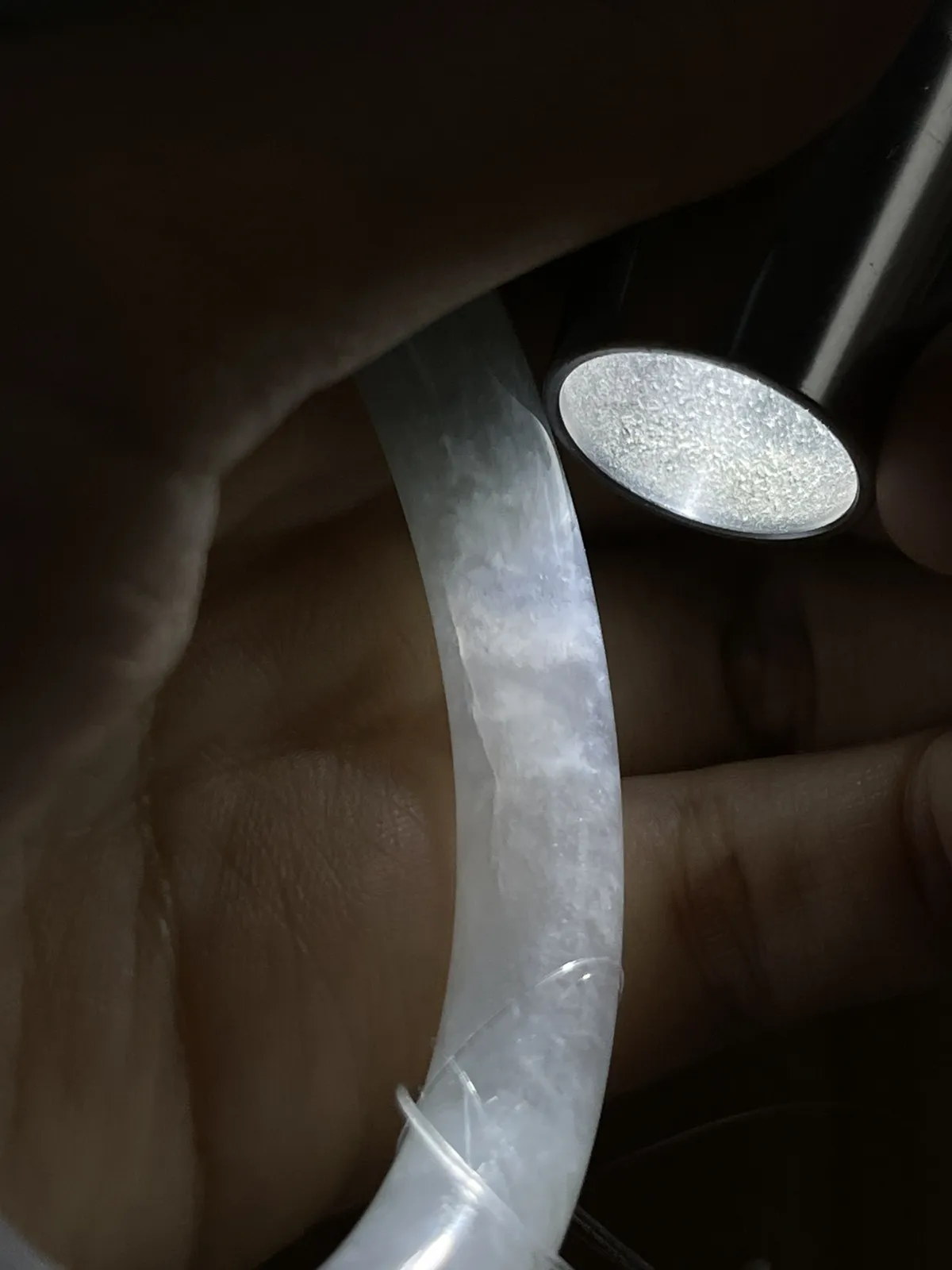 圆镯52.8圈口，翡翠冰糯种淡绿色手镯