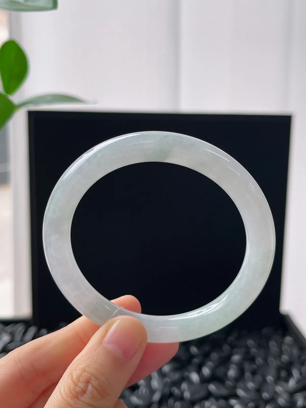 圆镯52.8圈口，翡翠冰糯种淡绿色手镯