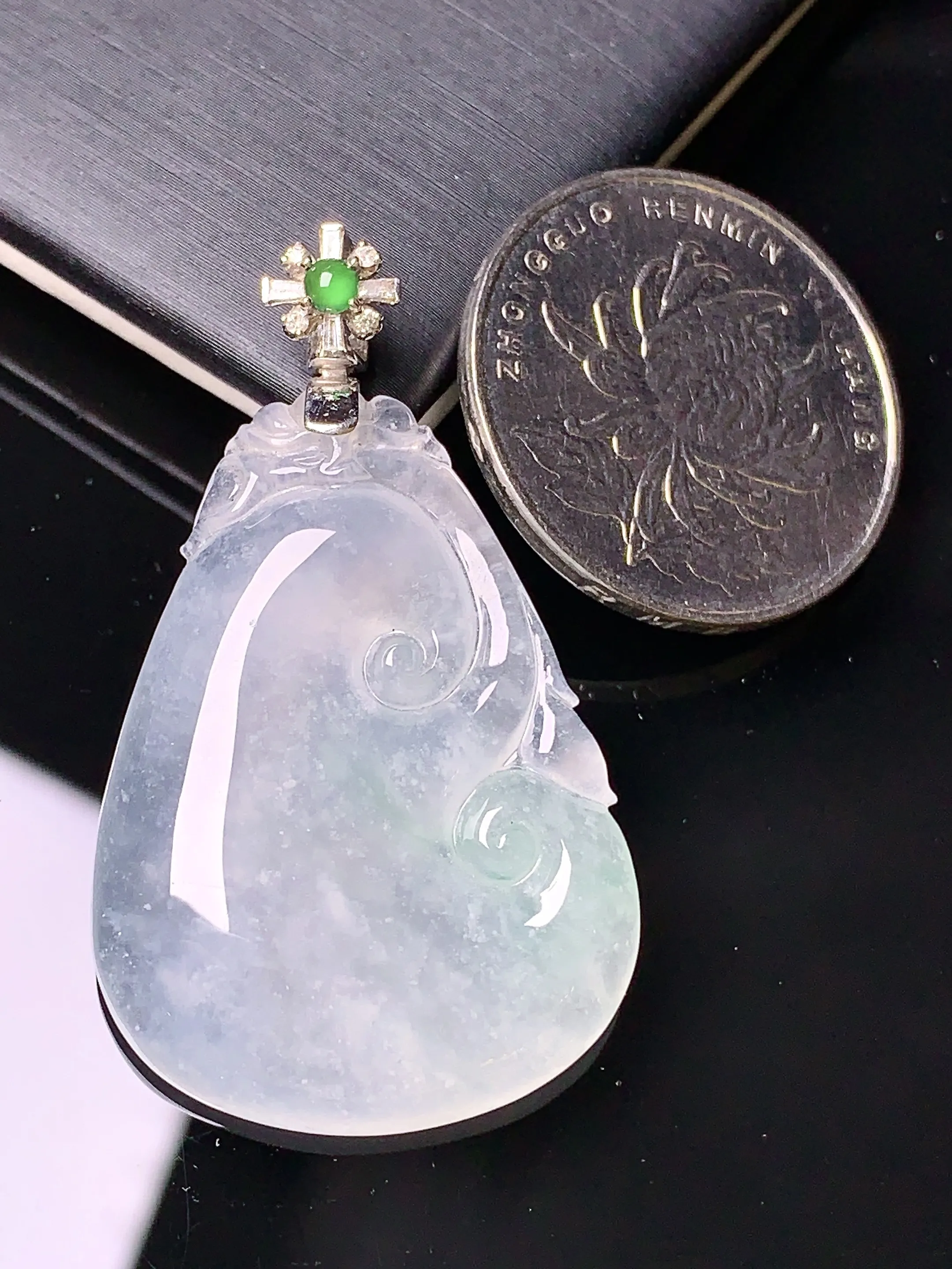 18k金钻镶嵌冰种飘绿如意吊坠 玉质细腻 色泽清新艳丽 整体尺寸42.5*25.2*5.5