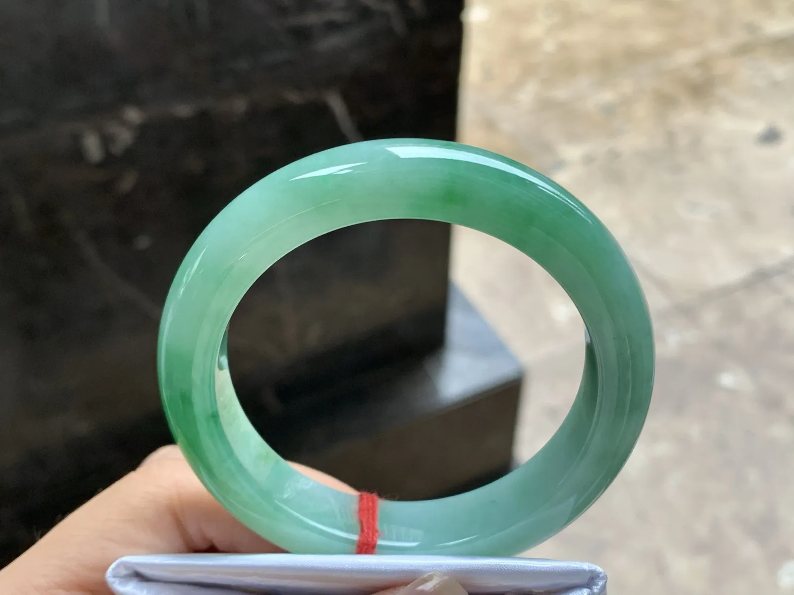 56-12.5-9.6

浓绿色手镯^_^颜色鲜艳 玉质温润