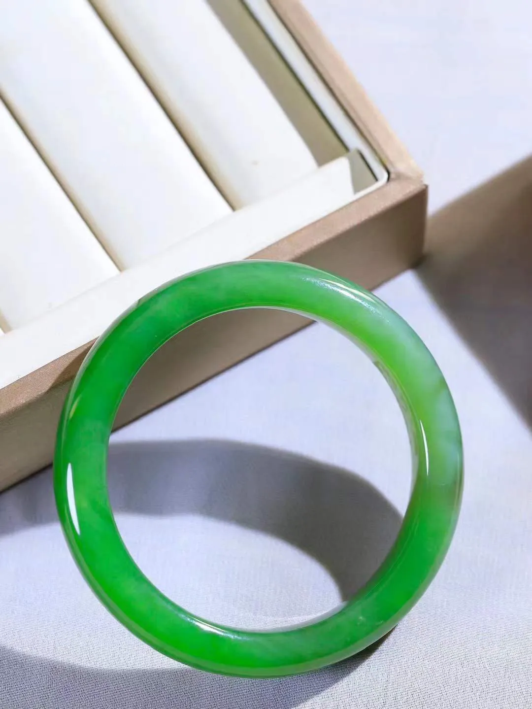 【腕间柔情.手镯】   

精品和田玉碧玉手镯 玉质温润细腻 油性十足 古朴秀雅 轻抚岁月的栏杆软香温玉，腕间玉镯轻轻晃动，令人情动心间，撷一缕月末的芬芳，把心思铺陈，时光静美，惟有你最温柔。重59.5克   尺寸58.5-12.3-9.2mm  46110251A