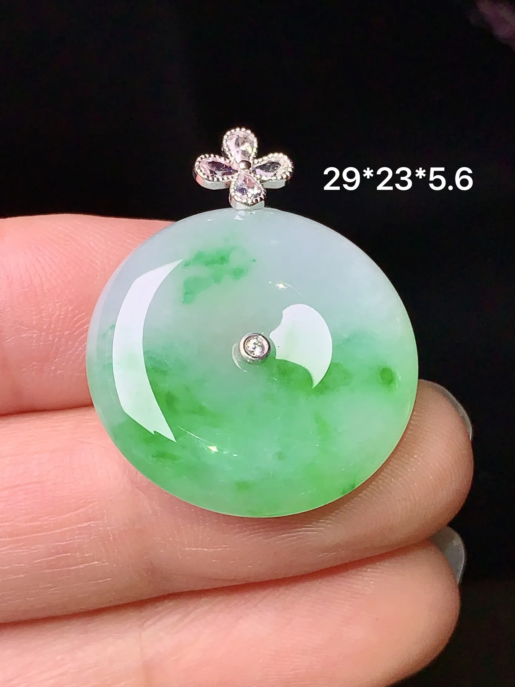 18k金钻镶嵌飘绿平安扣吊坠 玉质细腻 色泽清新艳丽 整体尺寸29*23*5.6