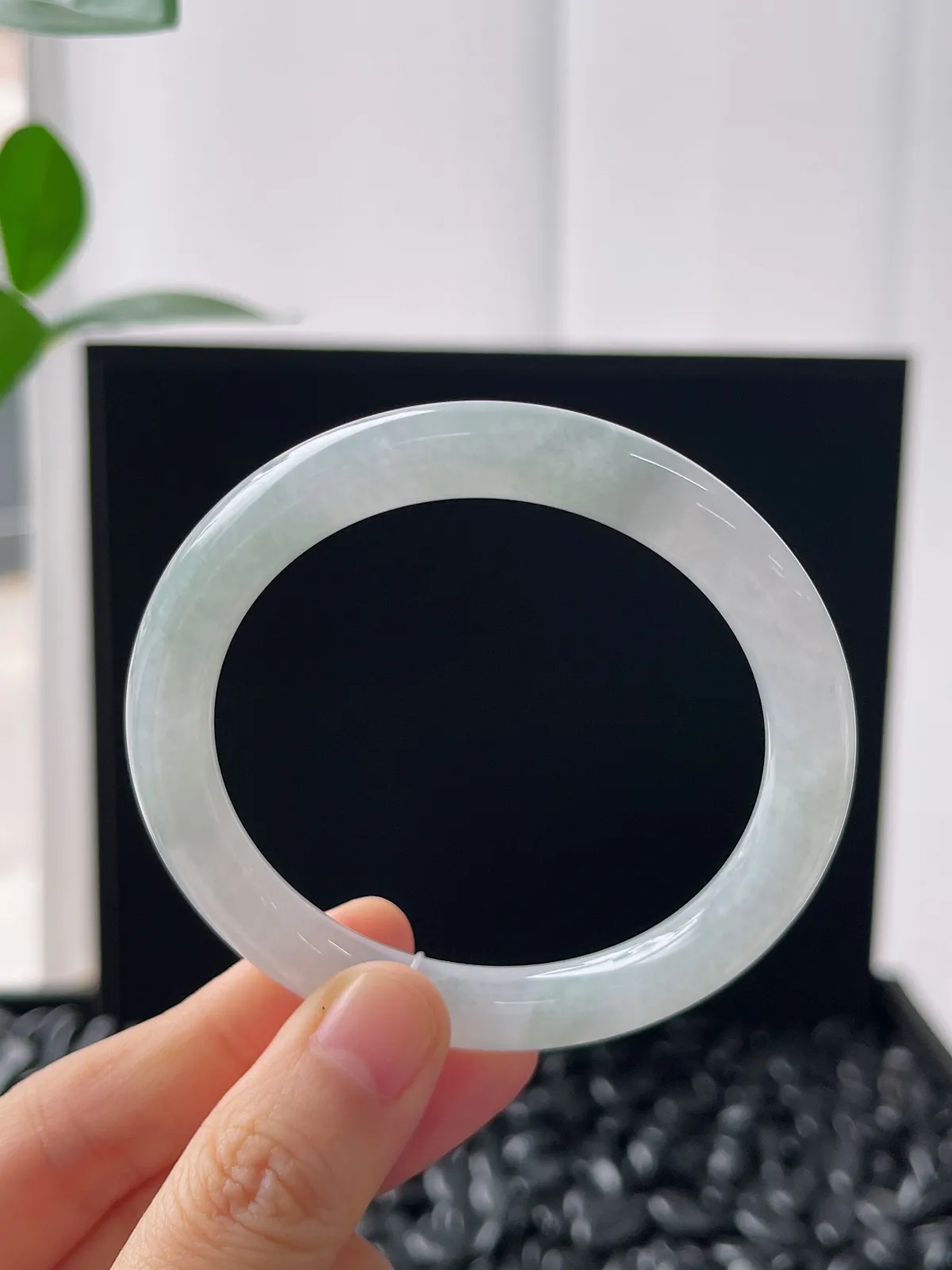 圆镯52.8圈口，翡翠冰糯种淡绿色手镯