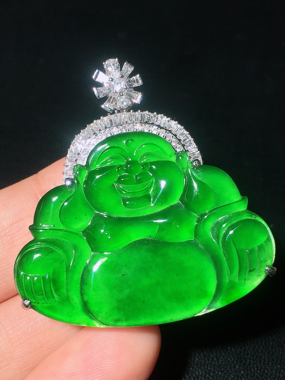 阳绿佛公吊坠，色泽均匀艳丽，玉质细腻，荧光感超
强，饱满圆润，尽显优雅气质，18k
金豪华镶嵌