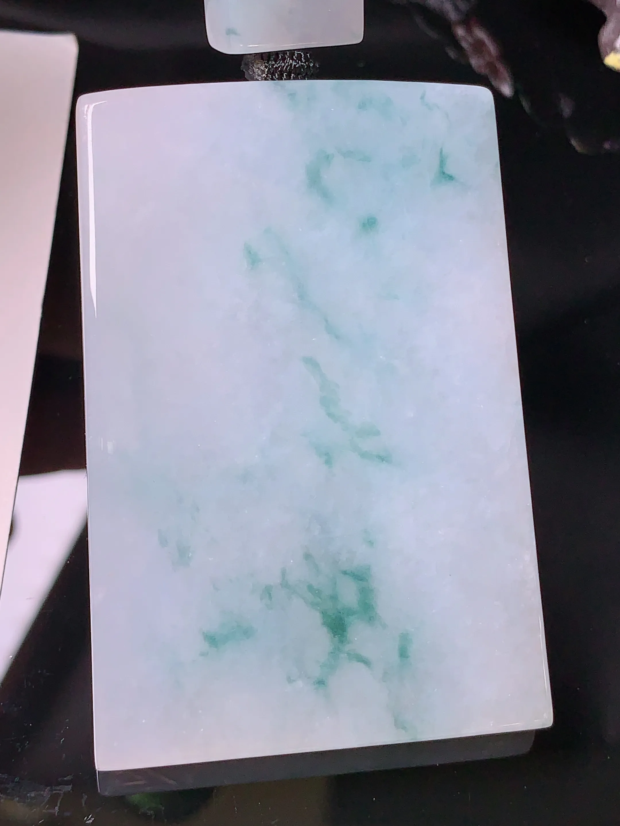 飘绿无事牌吊坠 玉质细腻 色泽清新艳丽 整体尺寸60.5*41*6.2