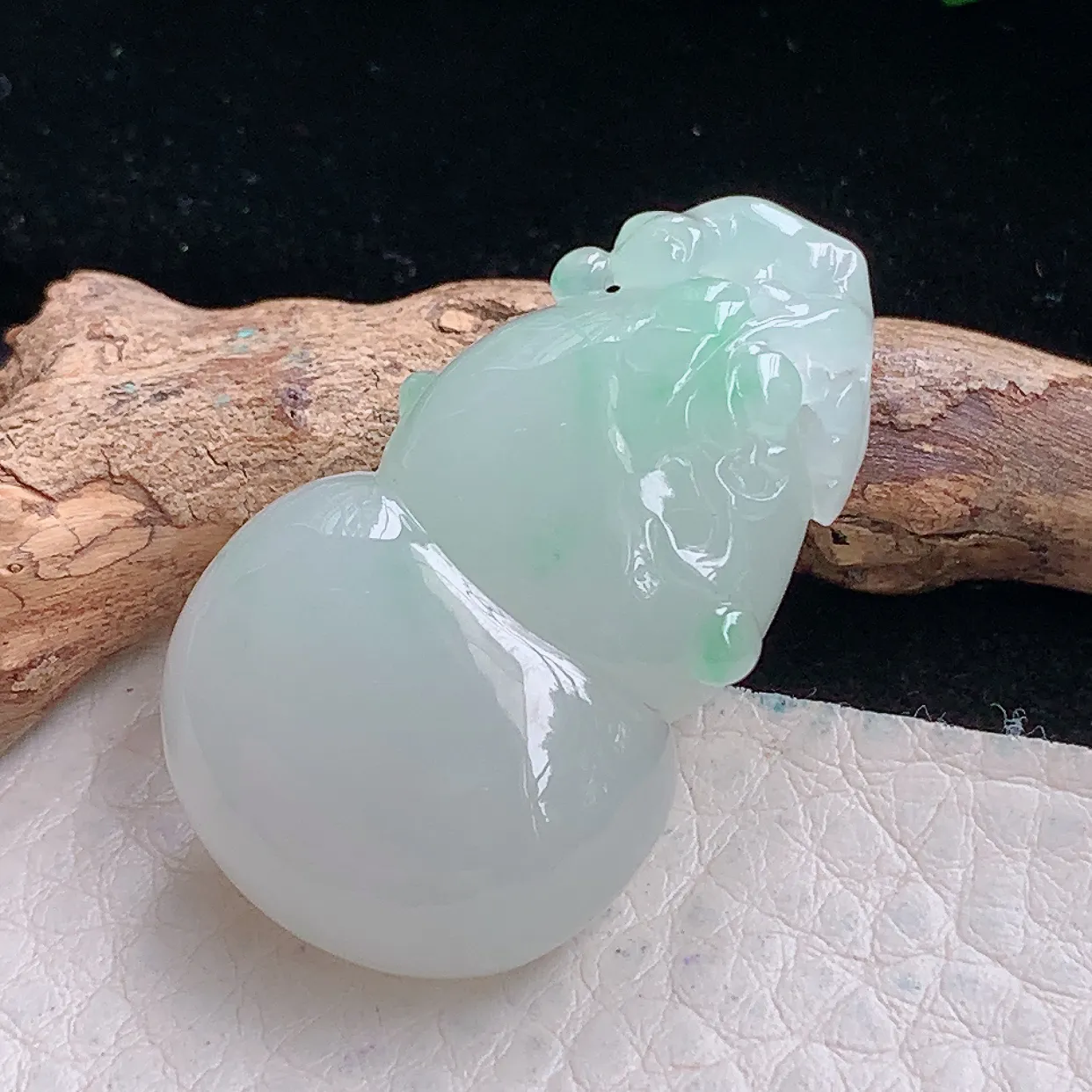 lz自然光37*21.8*10.7天然缅甸翡翠冰飘绿饱满葫芦玉吊坠 玉挂件