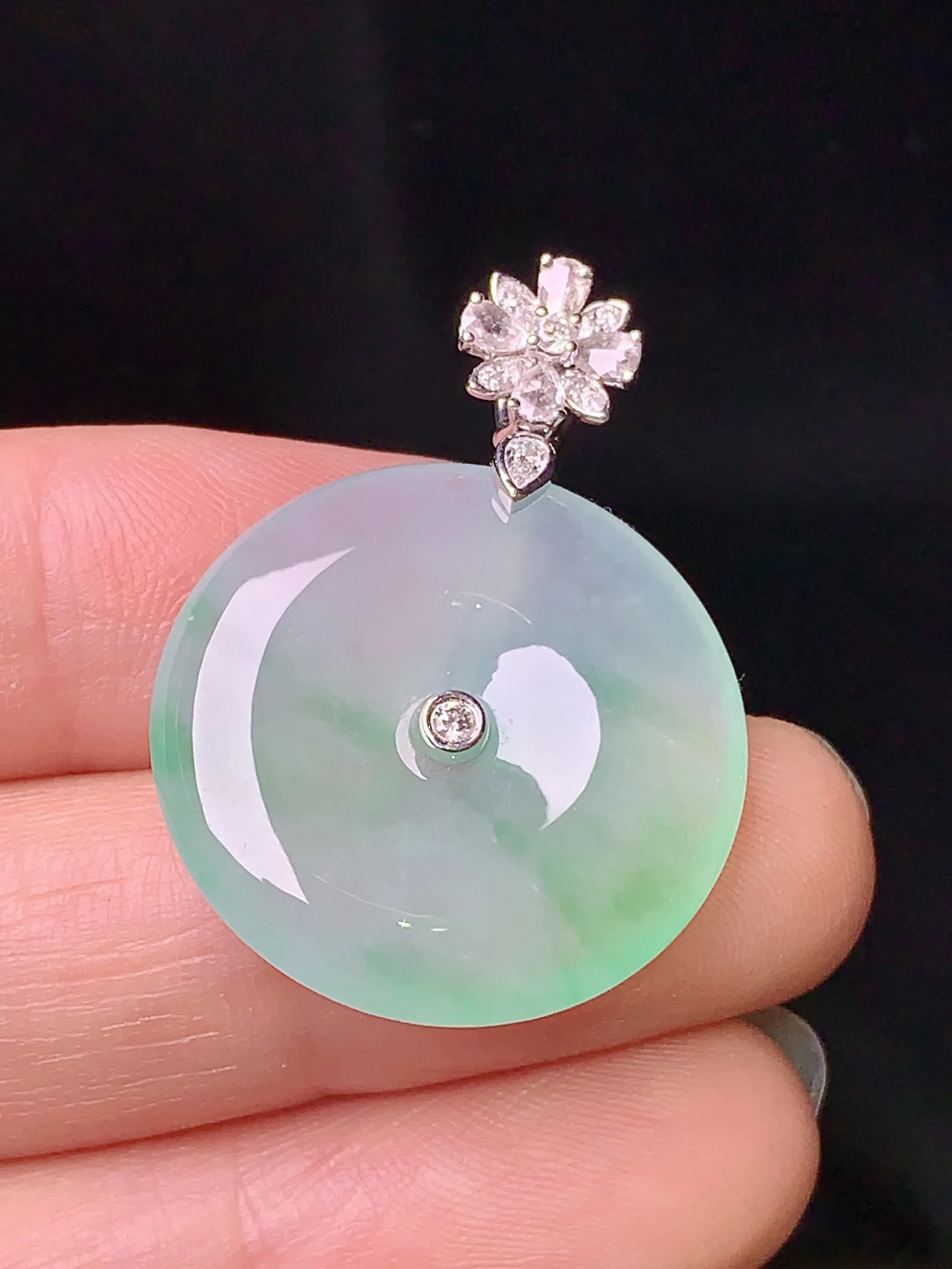 18k金钻镶嵌冰种飘绿平安扣吊坠 玉质细腻 色泽清新艳丽 整体尺寸32.3*23.3*4.6