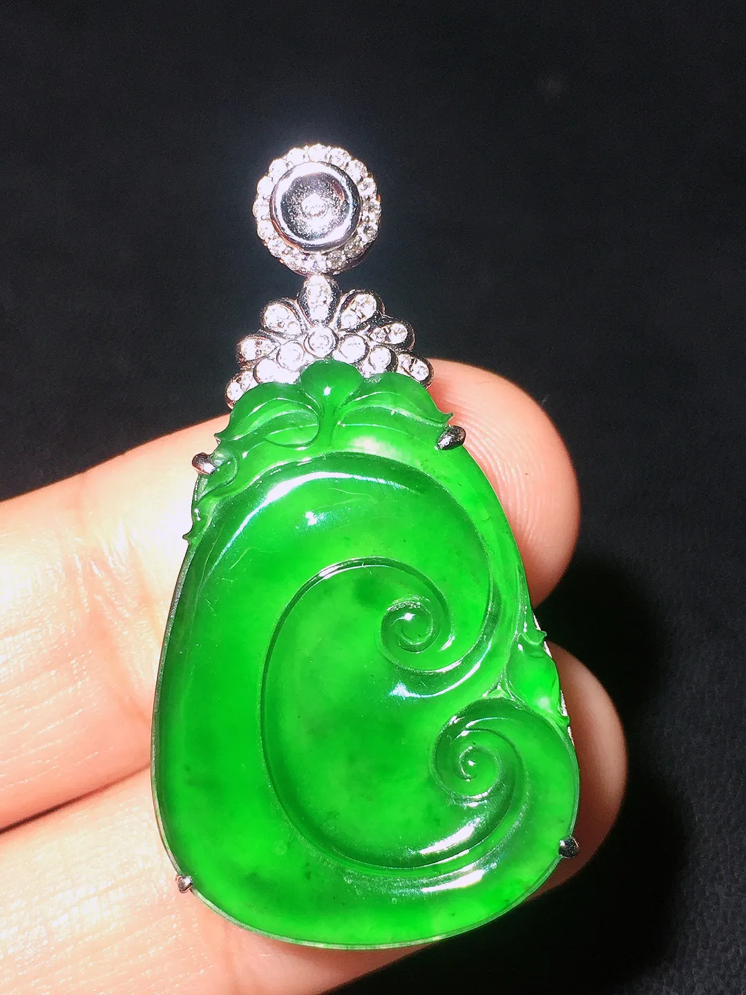 阳绿如意吊坠，色泽均匀艳丽，玉质细腻，荧光感超
强，饱满圆润，尽显优雅气质，18k
金豪华镶嵌