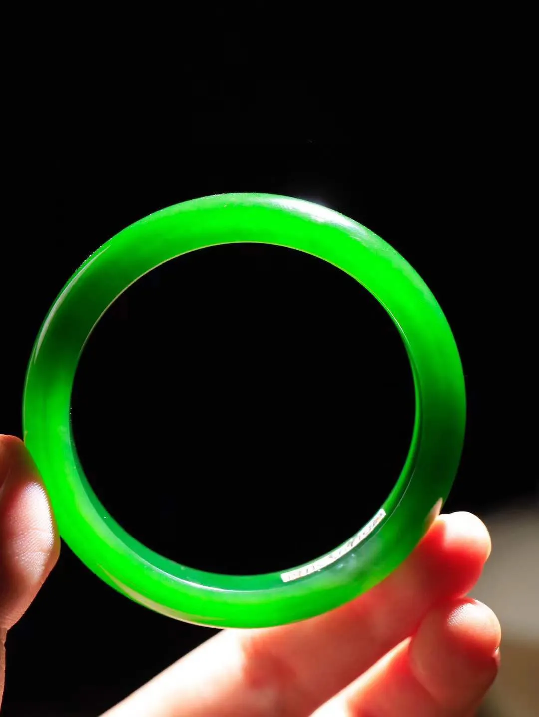 【温润如心.镯】

收藏级臻品️和田玉碧玉手镯，精选上等碧玉料，色泽清透，质地细腻。佩戴它，感受千年玉文化的温润与优雅，愿它为您带来平安与幸福。重47.4克  尺寸56-12-7.7mm  10110211A