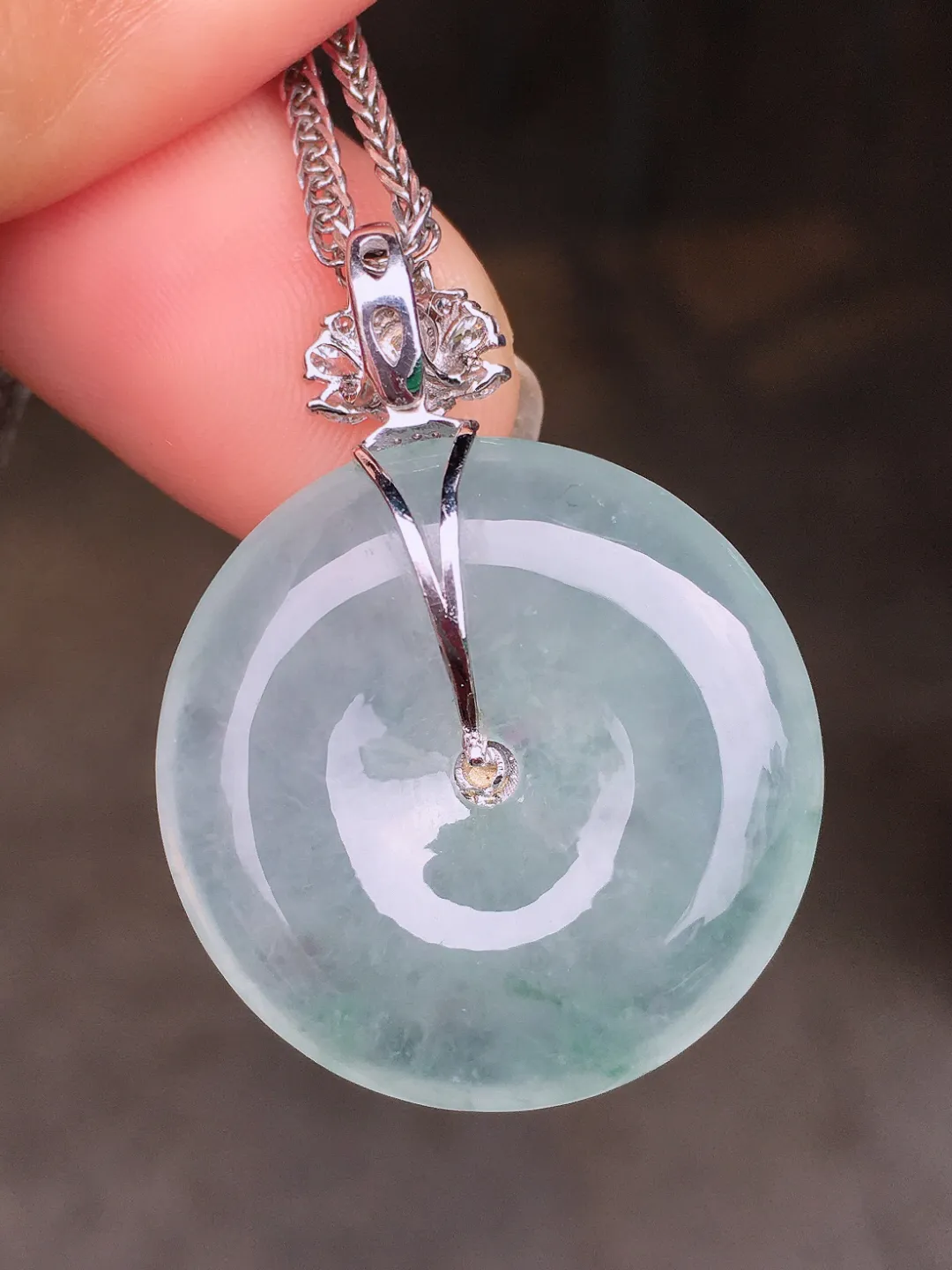 冰种平安扣吊坠，玉质细腻，荧光感超
强，饱满圆润，尽显优雅气质，18k
金豪华镶嵌